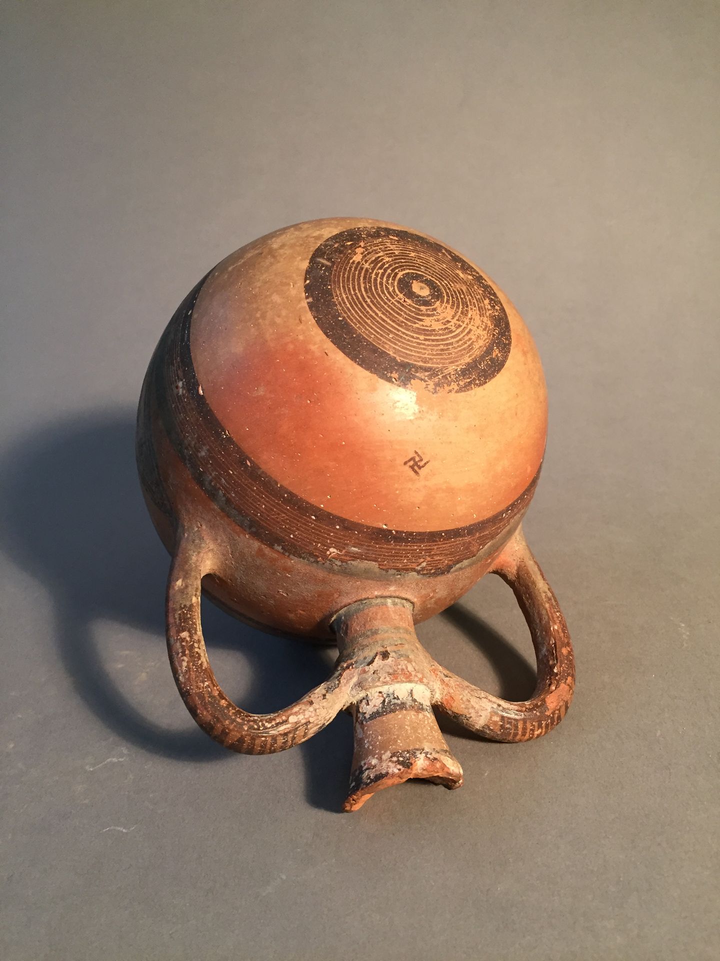 Null 一个卵形的烧瓶，有两个把手，上面有同心圆和雪花纹的几何装饰。粘土和颜料。差距。塞浦路斯；太古时期，约公元前750-600年。高15厘米。