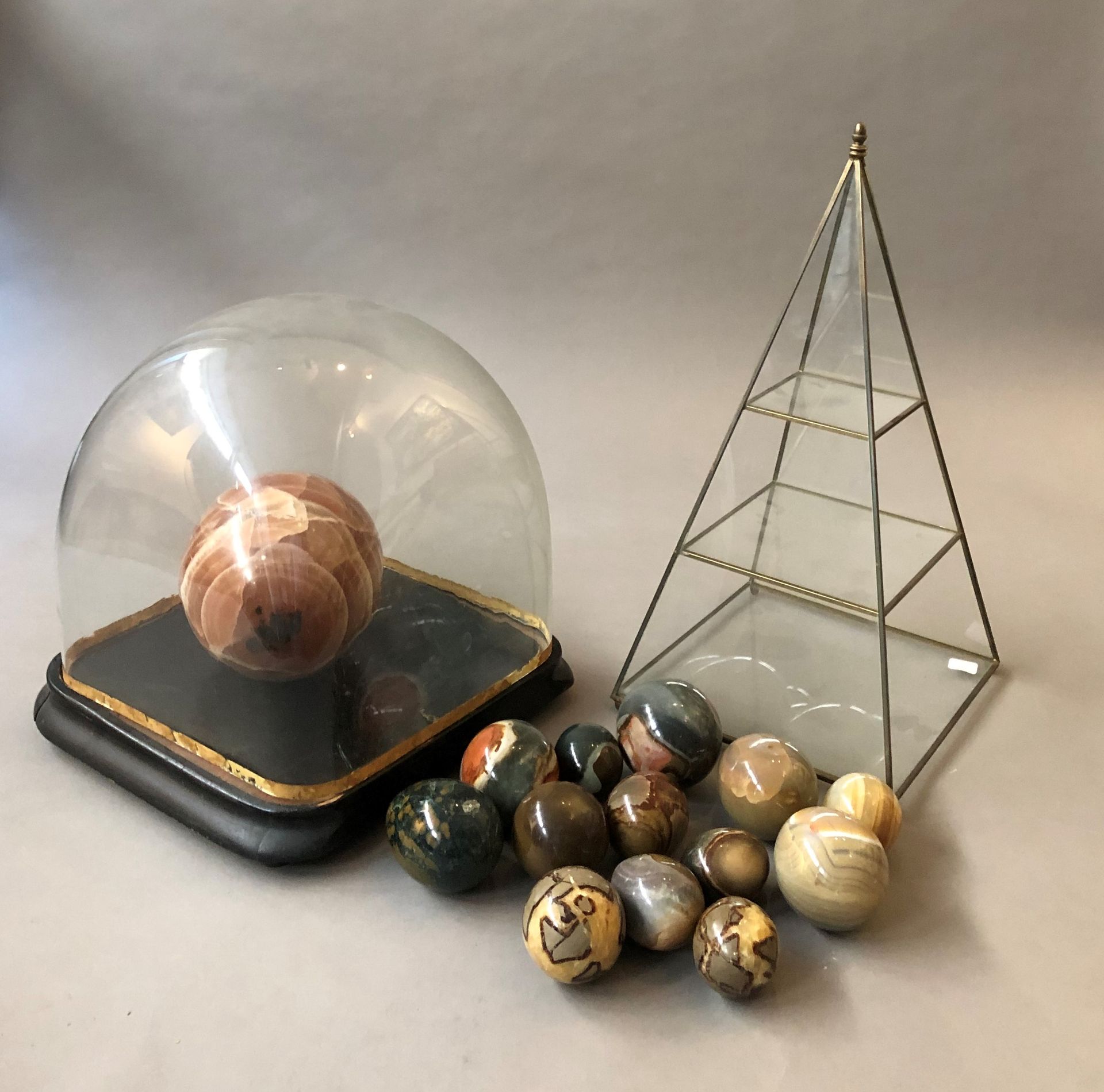 Null Lot including :

- Glass globe resting on a wooden base

- Glass and brass &hellip;