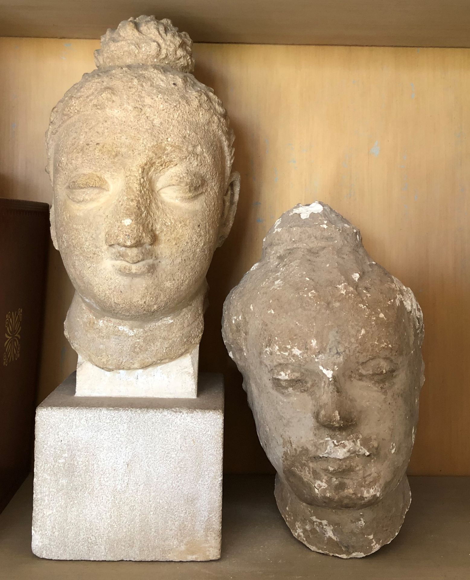 Null 在古代的味道中

两个石灰岩的神灵头像。

轻微损坏和事故。

H.每个20厘米，无底座