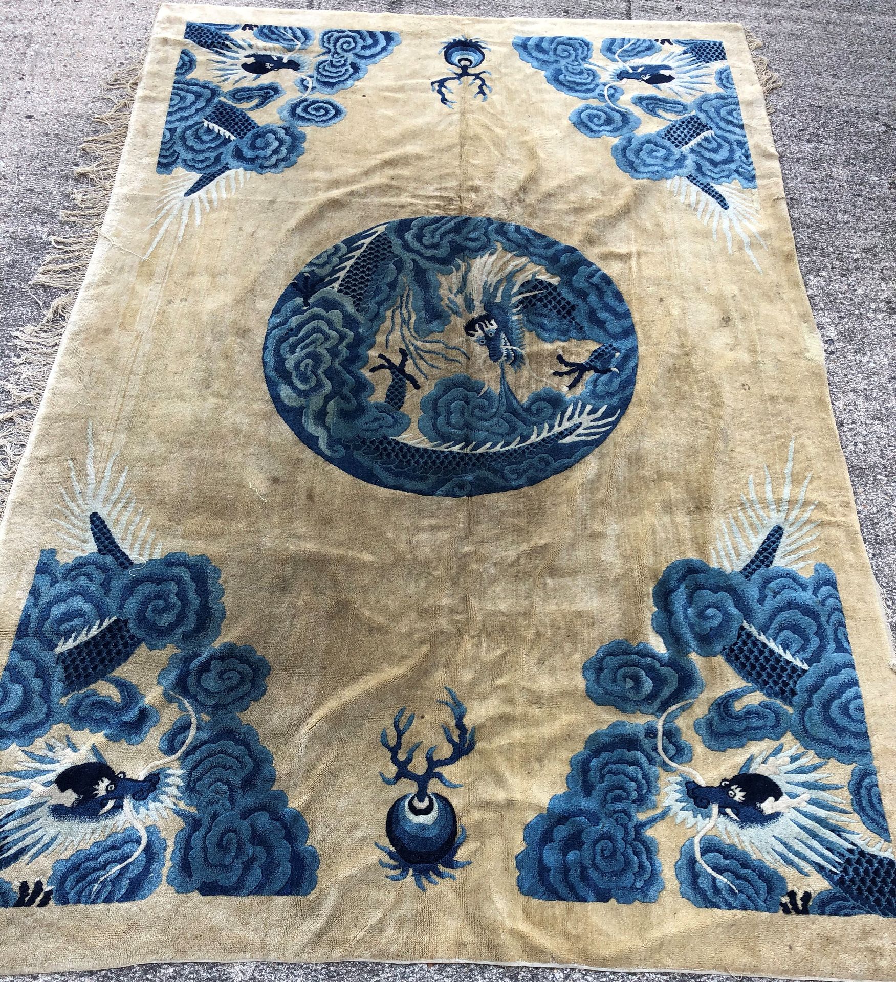 Null Set of four carpets, including two Chinese:

Dragon design : 278 x 180 cm.
&hellip;