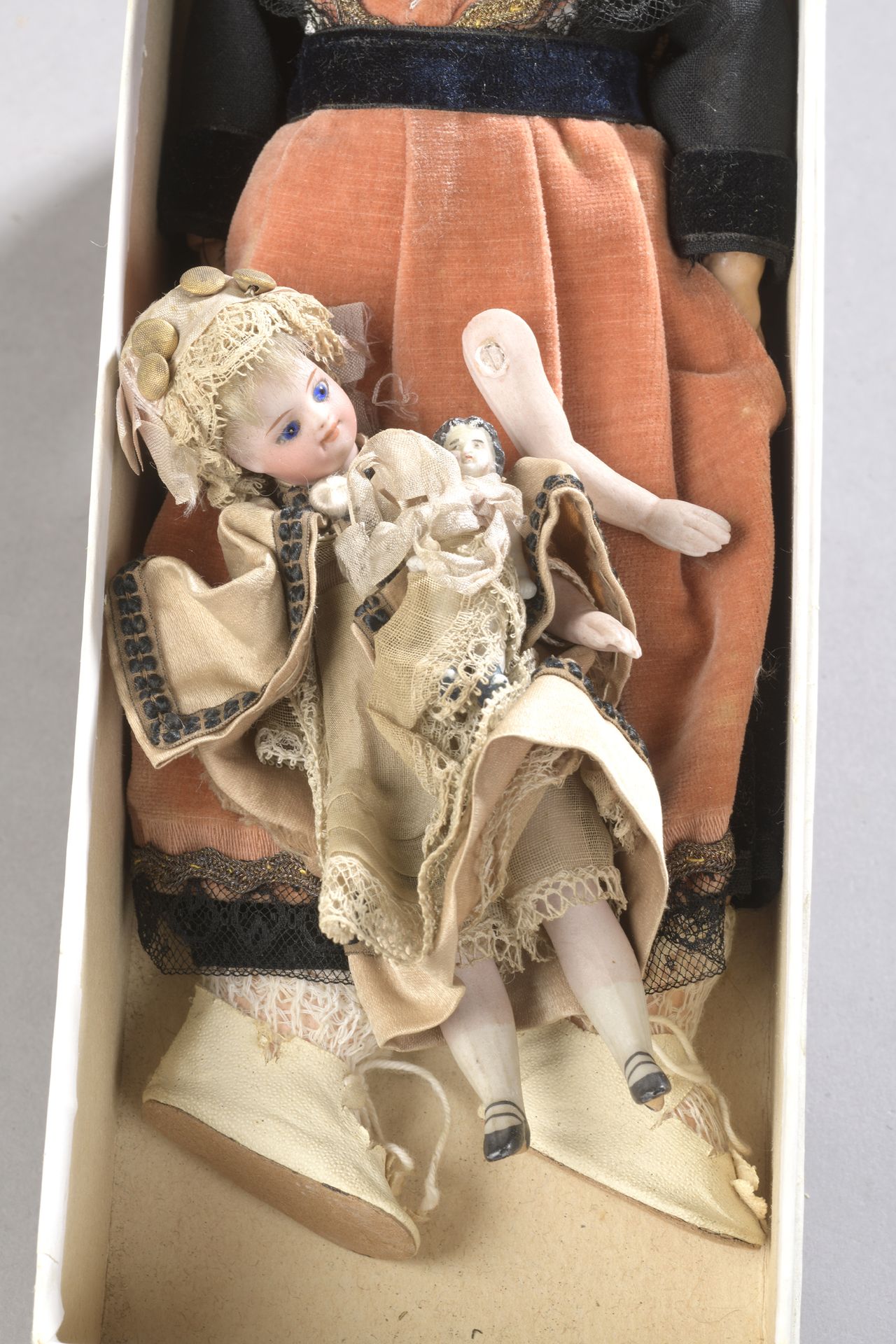 Null 法国MIGNONETTE 1880-1885年，头部为全平底，有固定的蓝眼睛，身体为平底，袜子和鞋子都有彩绘。小娃娃缝在前面。原来的衣服。将被重新组装&hellip;