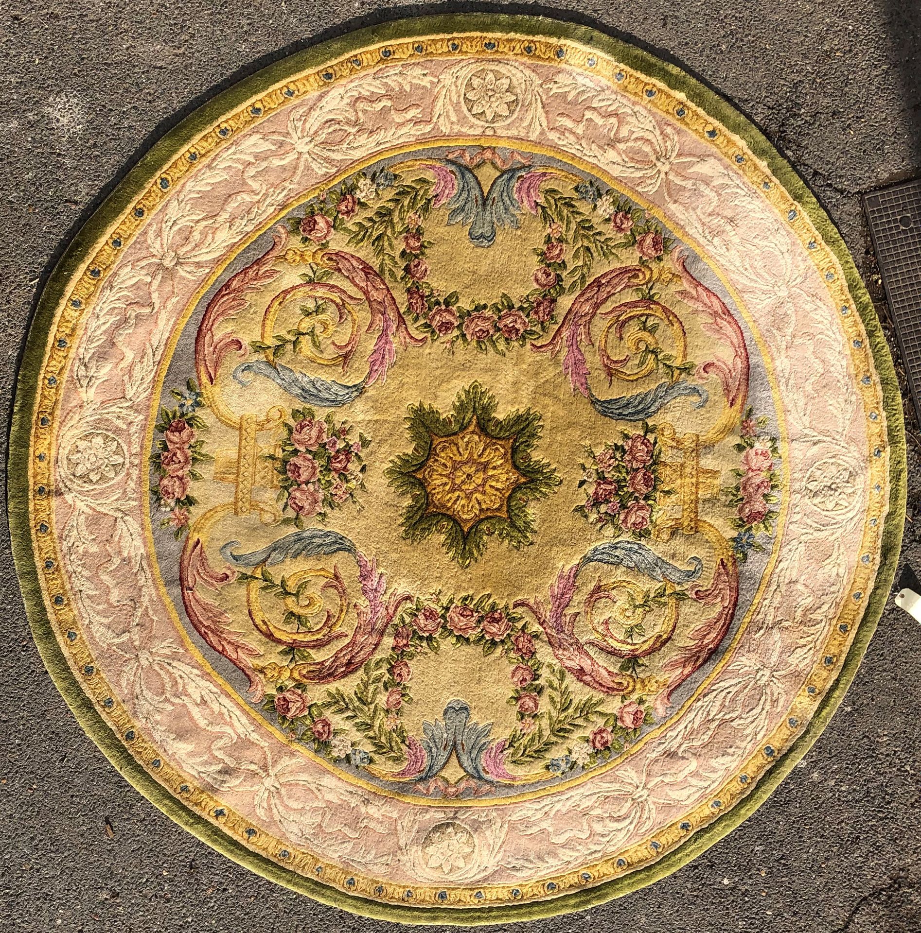 Null 肥皂点的圆形地毯，在奶油色的背景上装饰有刺绣卷轴、花瓶和玫瑰花环的花环。丁香色背景上的树叶边框。

D. 252厘米