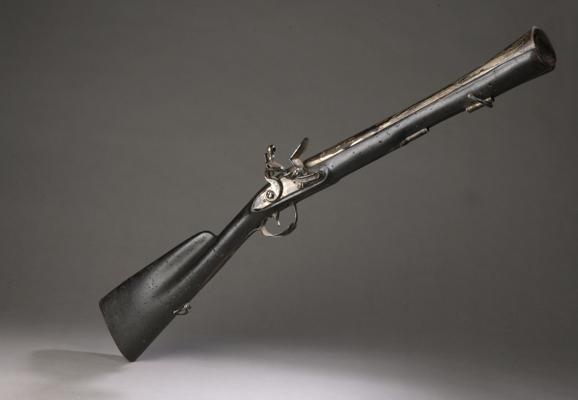Null 燧发枪旅行枪。强力雷击的铁制枪管。铁制配件。胡桃木制的枪支，黑色的（有非常多的凹陷）。

18世纪末。

H.83厘米