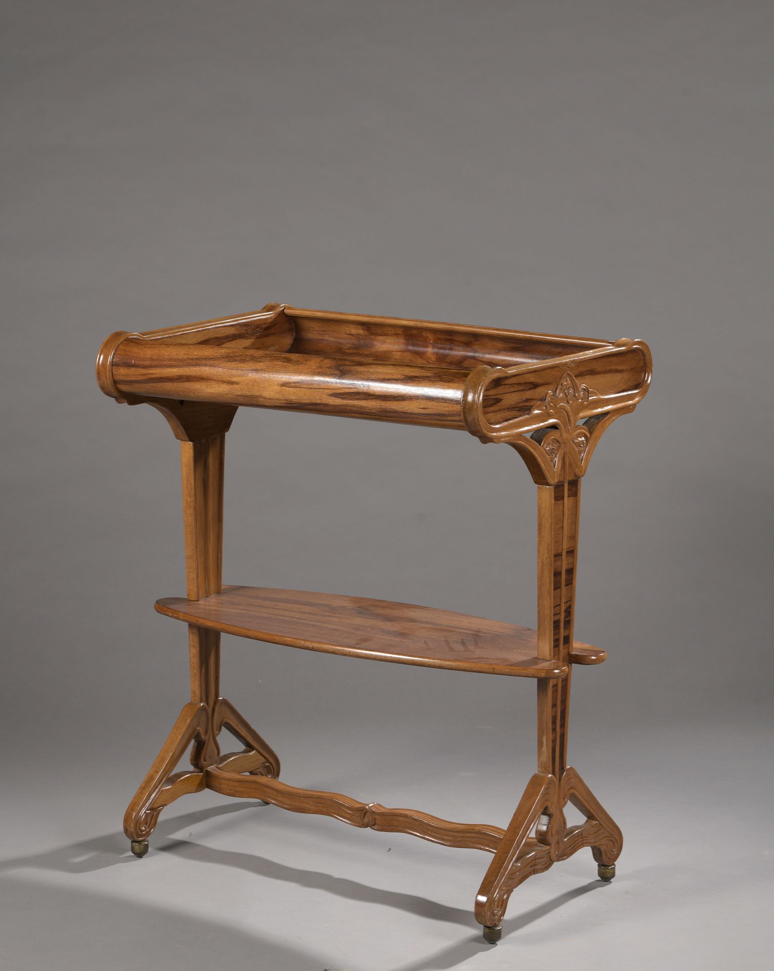 Null Louis MAJORELLE (1859-1926) 

Walnut veneer TABLE, upper tray forming a sto&hellip;
