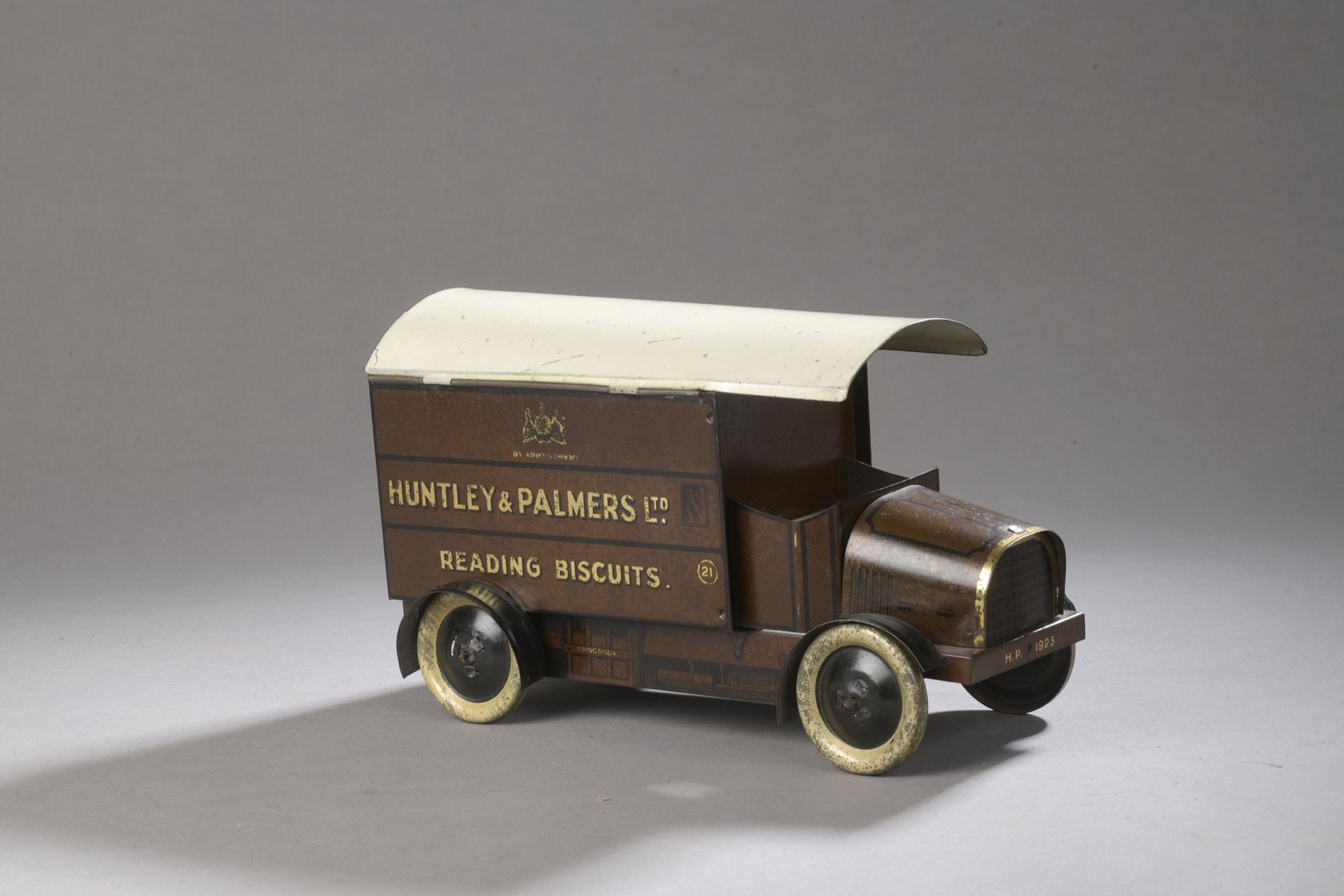 Null HP - 1923 - 石版印刷的金属盒，上面印有HUNTLEY AND PALMERS LTD READING BISCUITS的送货卡车。

长：&hellip;