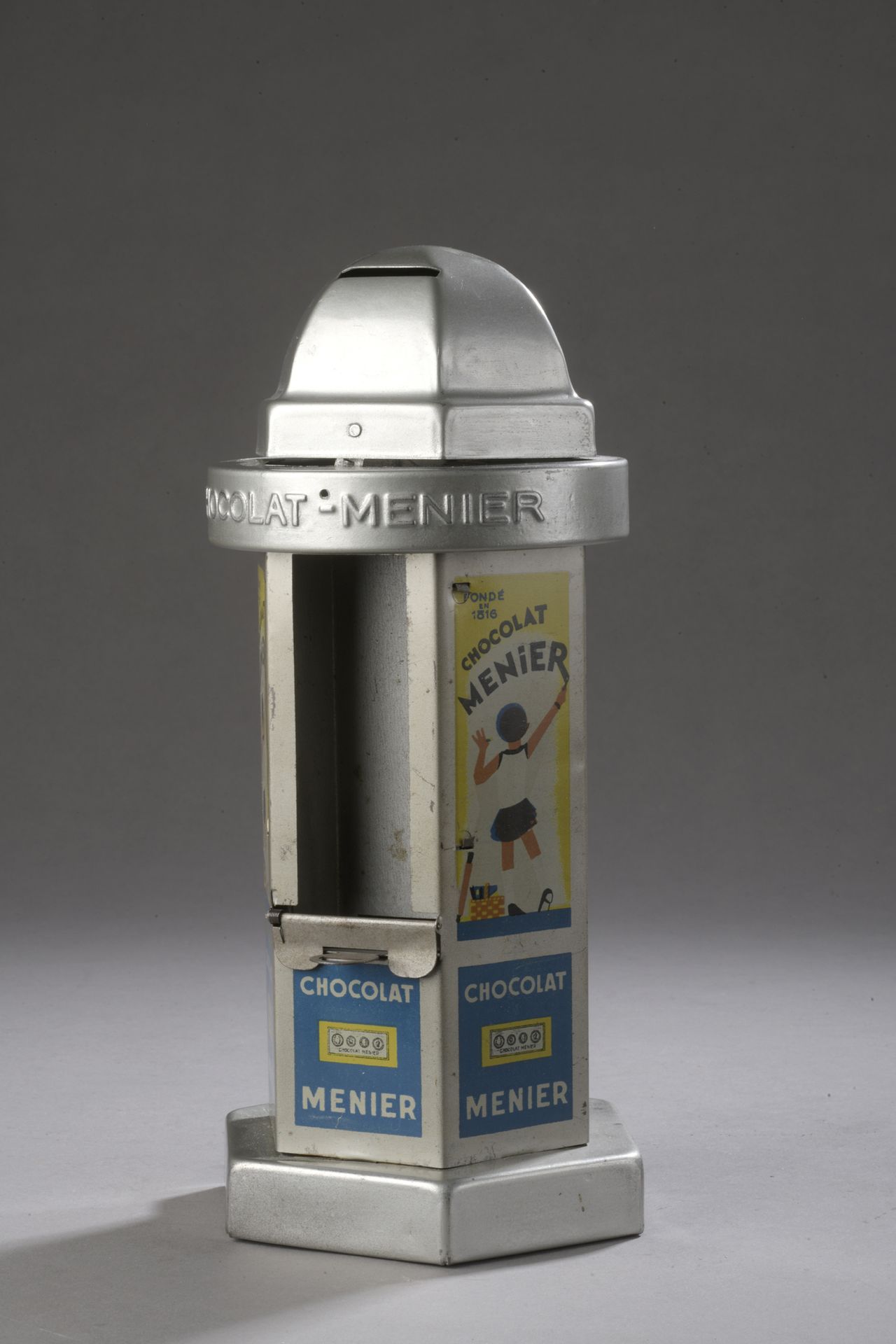Null KIOSQUE MENIER，1950年，巧克力分配器，石印铝制，有广告。

H.27厘米