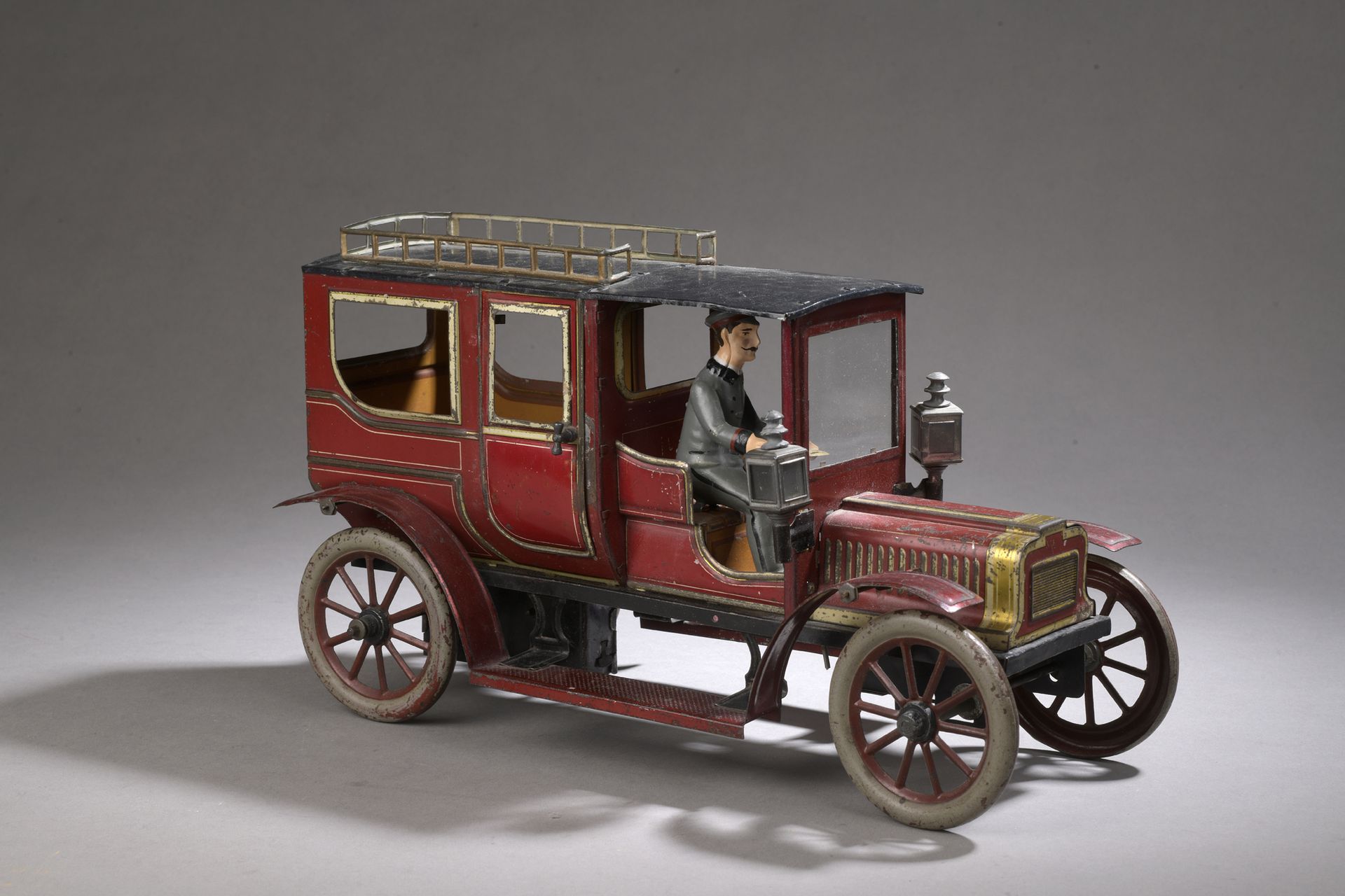 Null CARETTE，德国，1910-1915 - 带司机的LIMOUSINE，红色和金色石印，黑色车顶，机械式，有两个开门。

长：31.5厘米