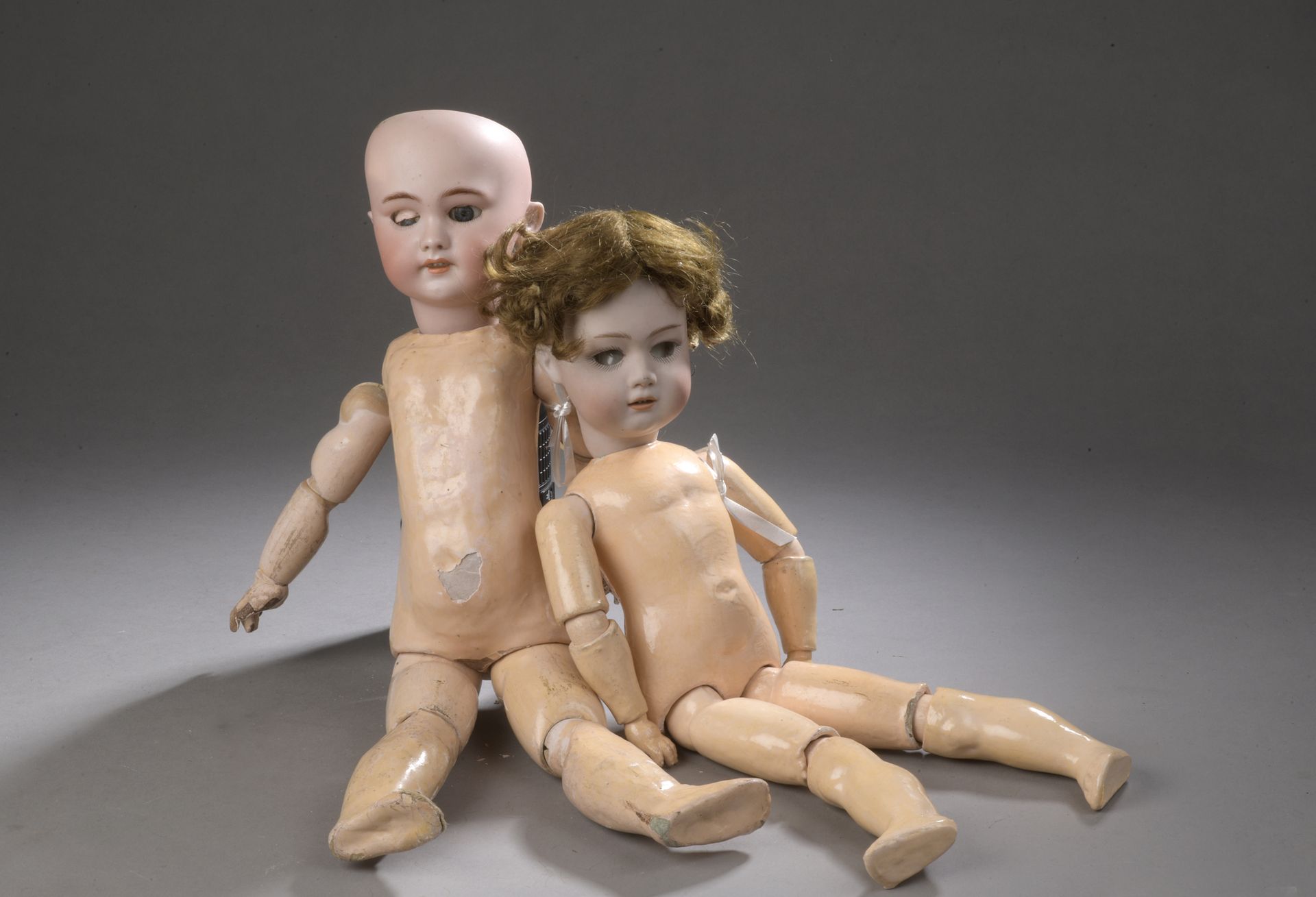 Null 两个娃娃，头部为平纹，张嘴，一个为德国制造，身体为幼儿型，另一个为法国制造，标有DEP 7，身体为SFBJ。一些服装。将被重新组装。

长45和40厘&hellip;