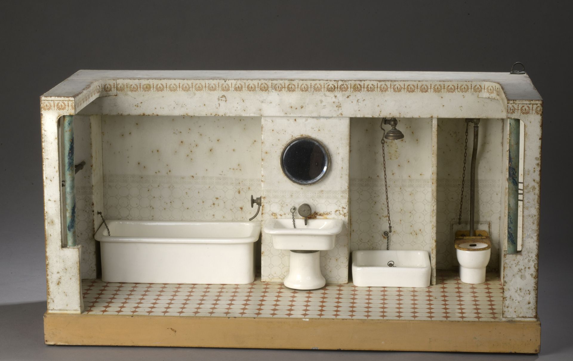 Null DIORAMA representing a bathroom with bathtub, sink, shower, toilet, 1900-19&hellip;