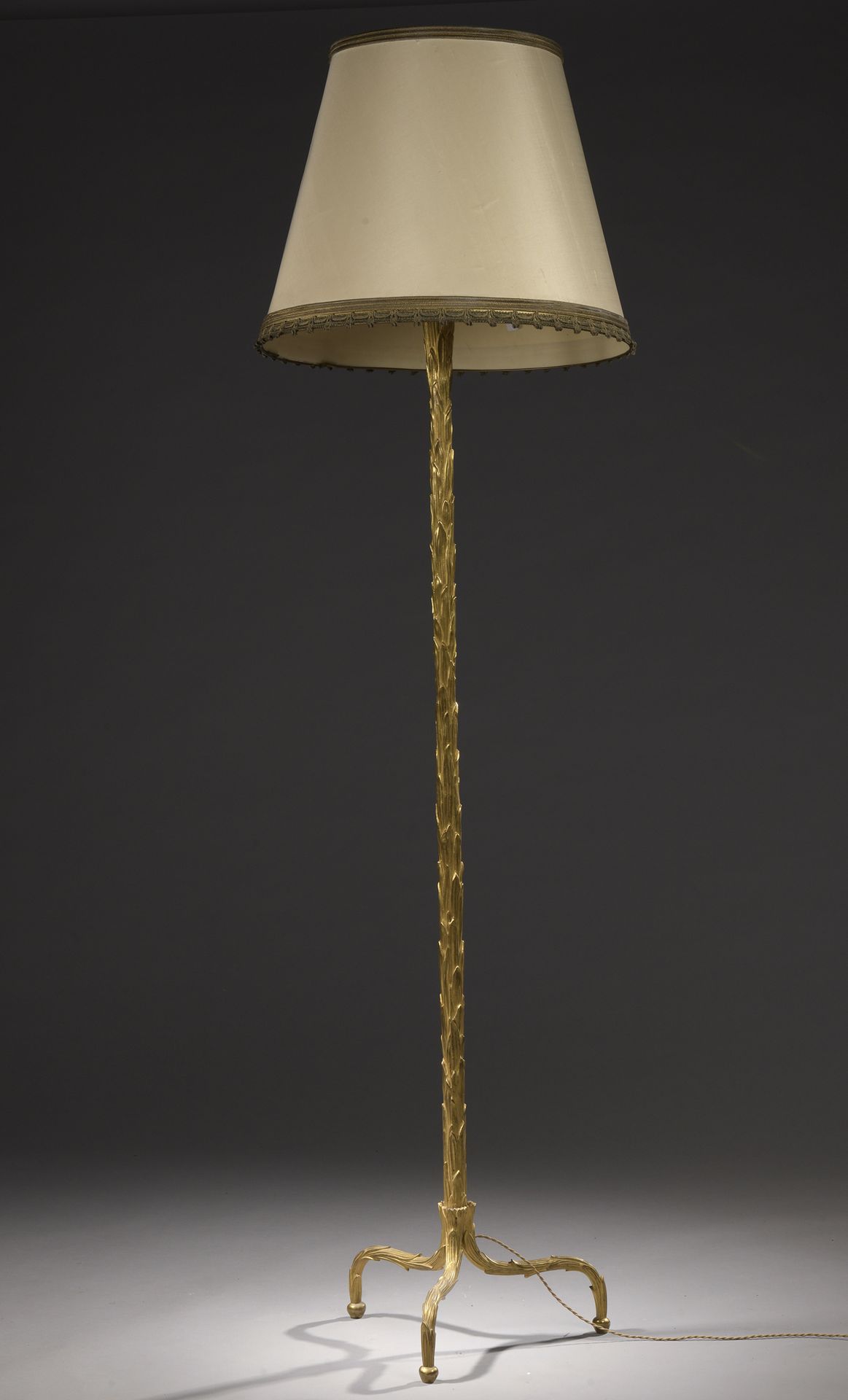 Null BAGUÈS

LAMPADAIRE in gilt bronze entirely chased with palm leaves. Tripod &hellip;