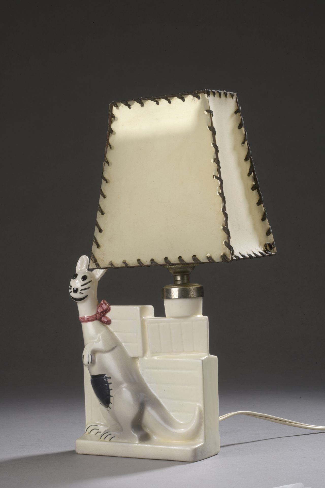 Null SALSIFIS - 表现Alain St Ogan的袋鼠的灯 1930年，法国Desvres瓷器，Rhodoïd灯罩。

H.30厘米