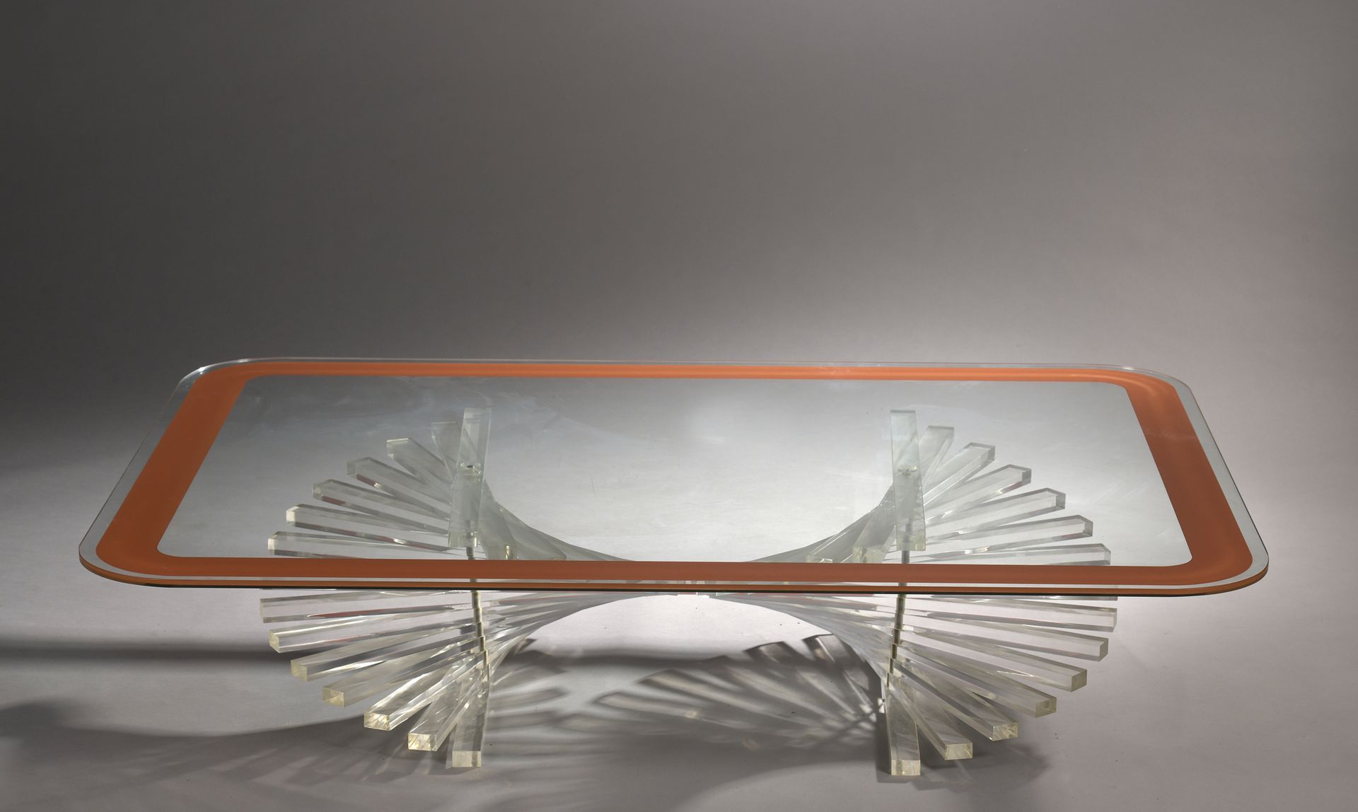 Null MAISON JANSEN 巴黎

带有白色透明有机玻璃底座的螺旋形状的矮桌。白色透明玻璃桌面，橙色边框。约1970年。

H.31顶142 x 10&hellip;