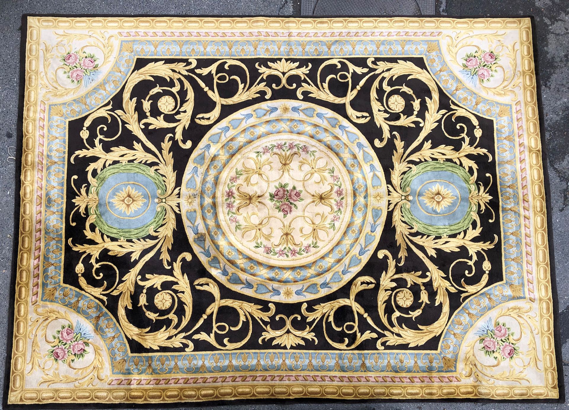 Null Savonnerie-Stich-Teppich mit einem zentralen Medaillon aus Ranken und Veilc&hellip;