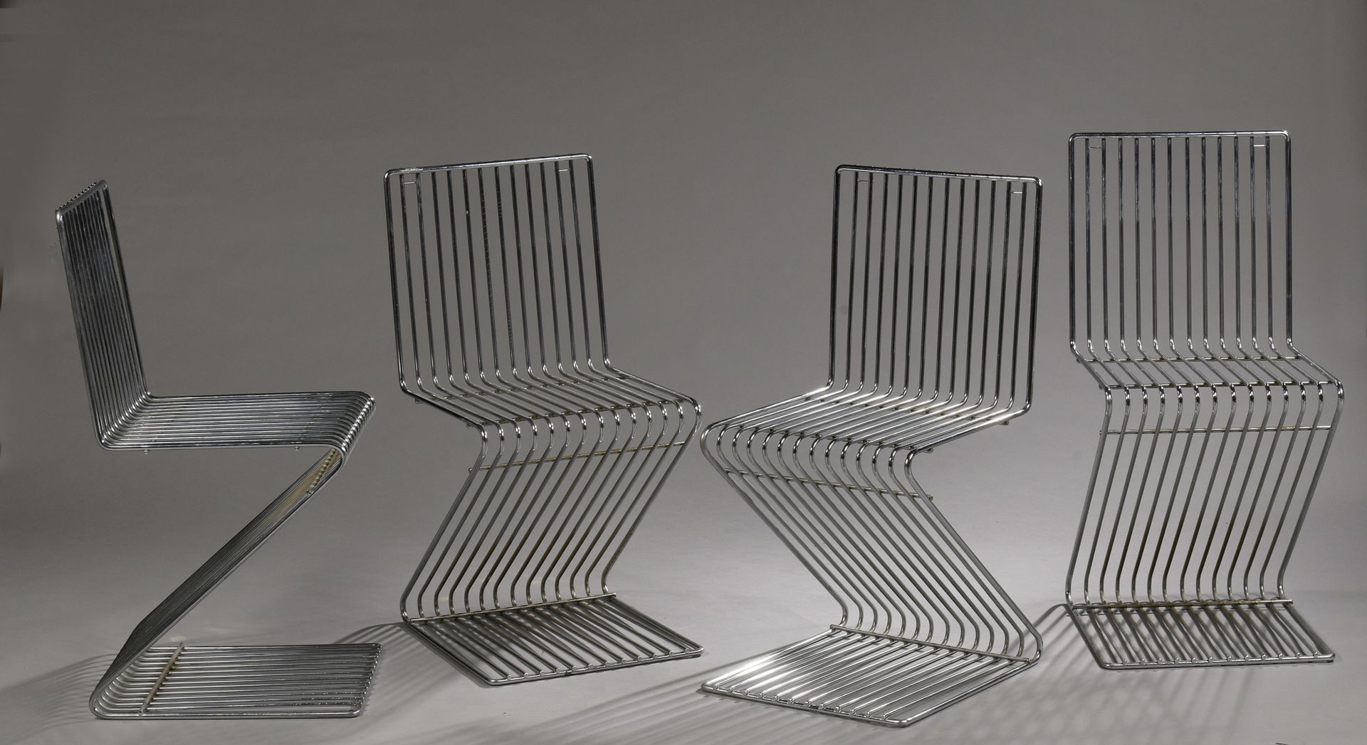 Null 弗朗索瓦-阿尔纳(François ARNAL)(1924-2012)为工作坊A提供服务

一套四把椅子，型号为Zigzag。

分散的氧化作用。