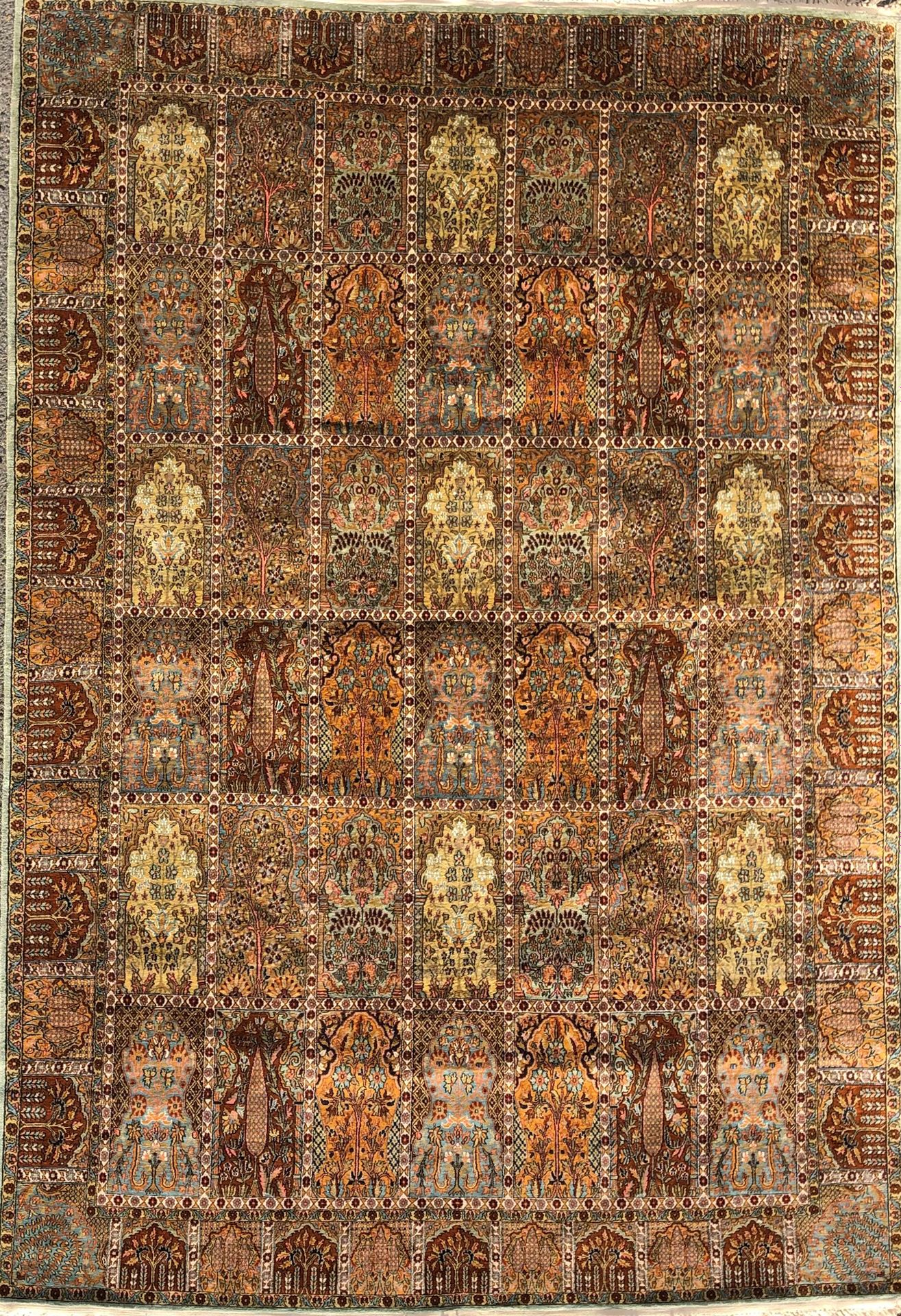 Null 哈马丹装饰的印度花园地毯，用丝绸和棉布制成，有42个方块，装饰着树木和花朵。

308 x 214 cm