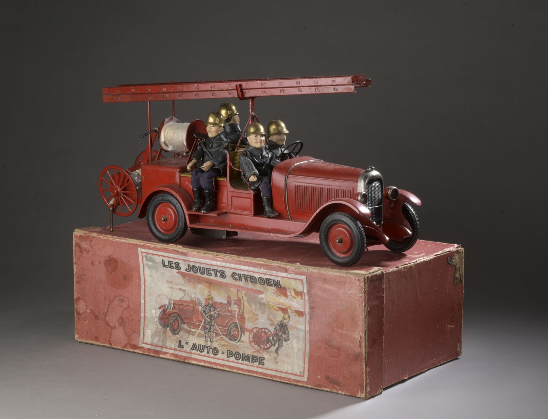 Null JOUET CITROËN 1/10ème, 1932 - AUTO POMPE avec son dévidoir mobile, présenté&hellip;