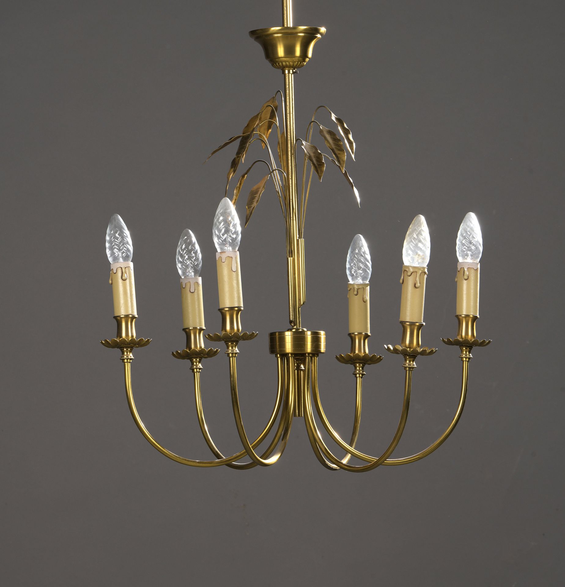 Null MAISON CHARLES 巴黎

一对六臂青铜和鎏金黄铜吊灯，装饰有月桂树叶。

未签署。

H.73 D.53厘米