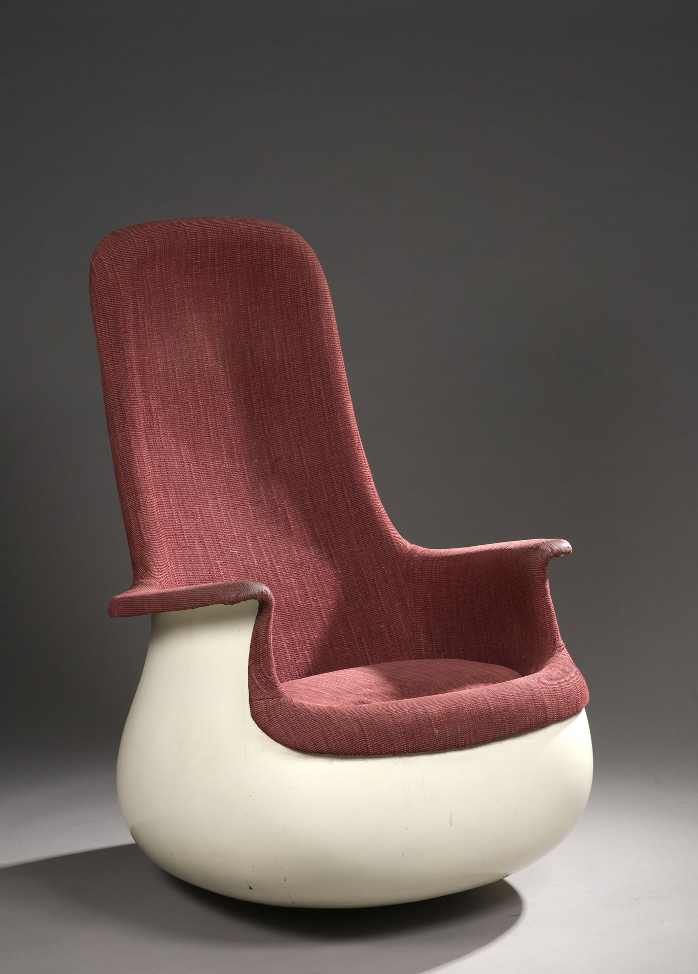Null 马克-赫尔德（生于1932年

被称为 "Culbuto "的大椅子。玻璃纤维和聚酯外壳，白色漆面，泡沫坐垫，用红色织物覆盖。靠背顶部后面有裂缝，使用&hellip;