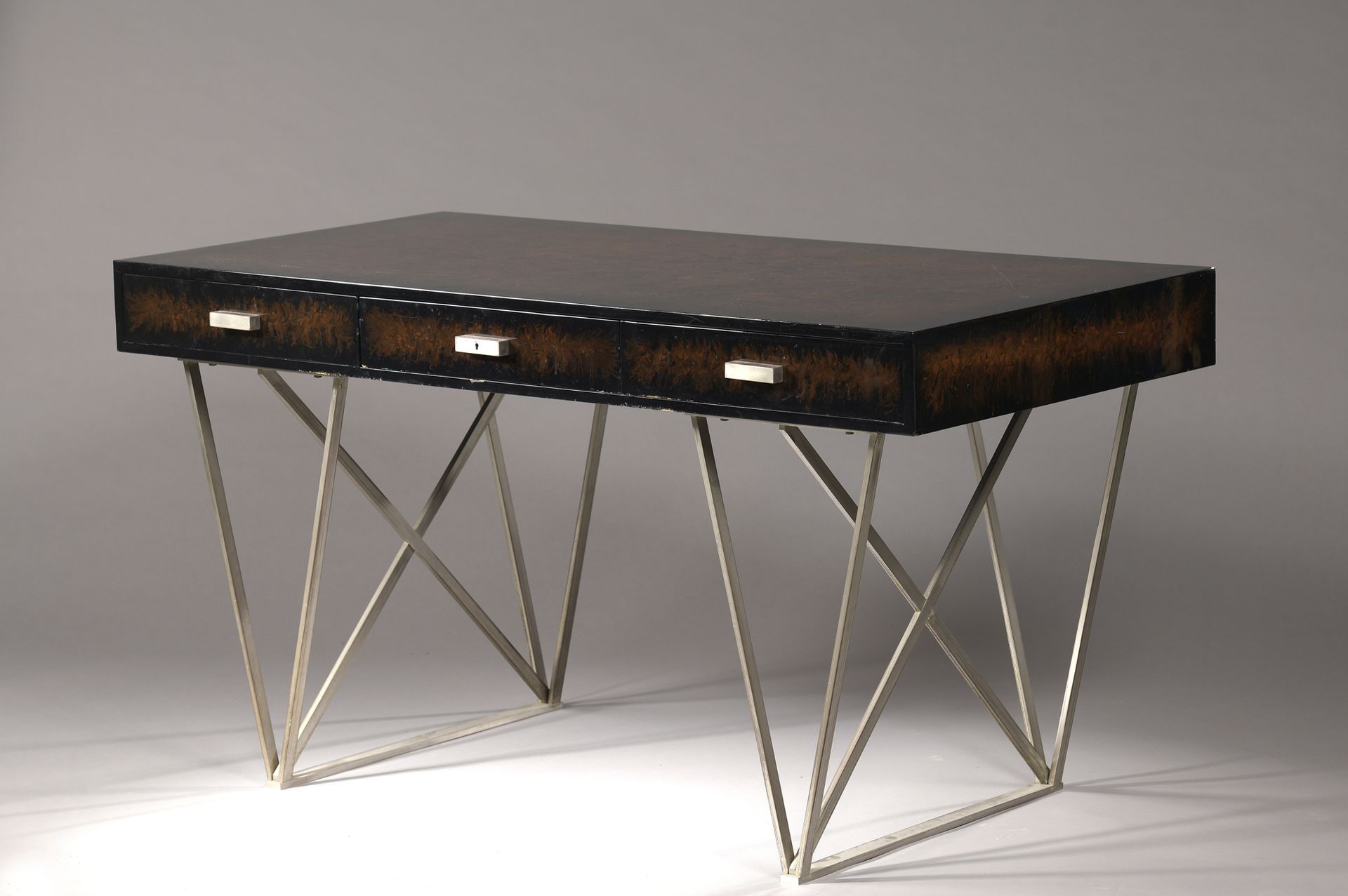 Null CHARLES et FILS Paris

Veneer desk with three drawers in the waist, top cov&hellip;