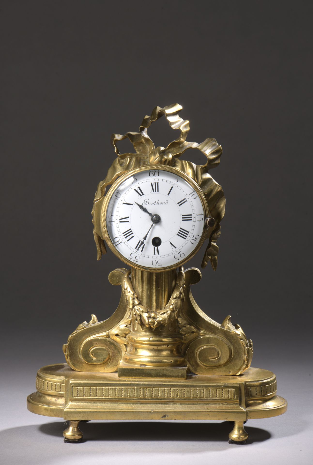 Null CLOCK

In gilt bronze, with fluted column and two volutes, enamel dial sign&hellip;