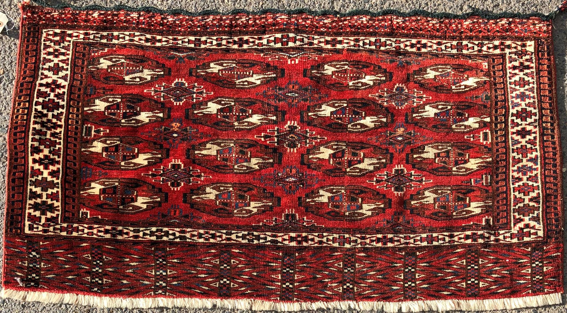Null 一对Belouche袋装地毯，酒红色背景上有古典的guhls装饰。钩状边界。

120 x 65厘米