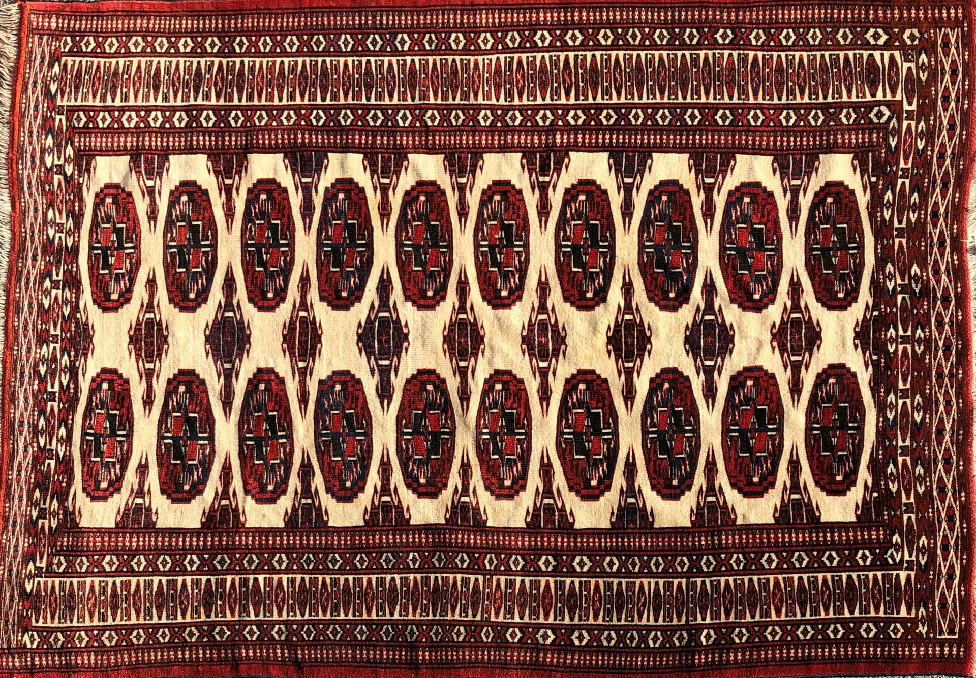 Null 布哈拉地毯，奶油色背景上有古赫尔斯。四条辫子之间的边界。

200 x 142 cm