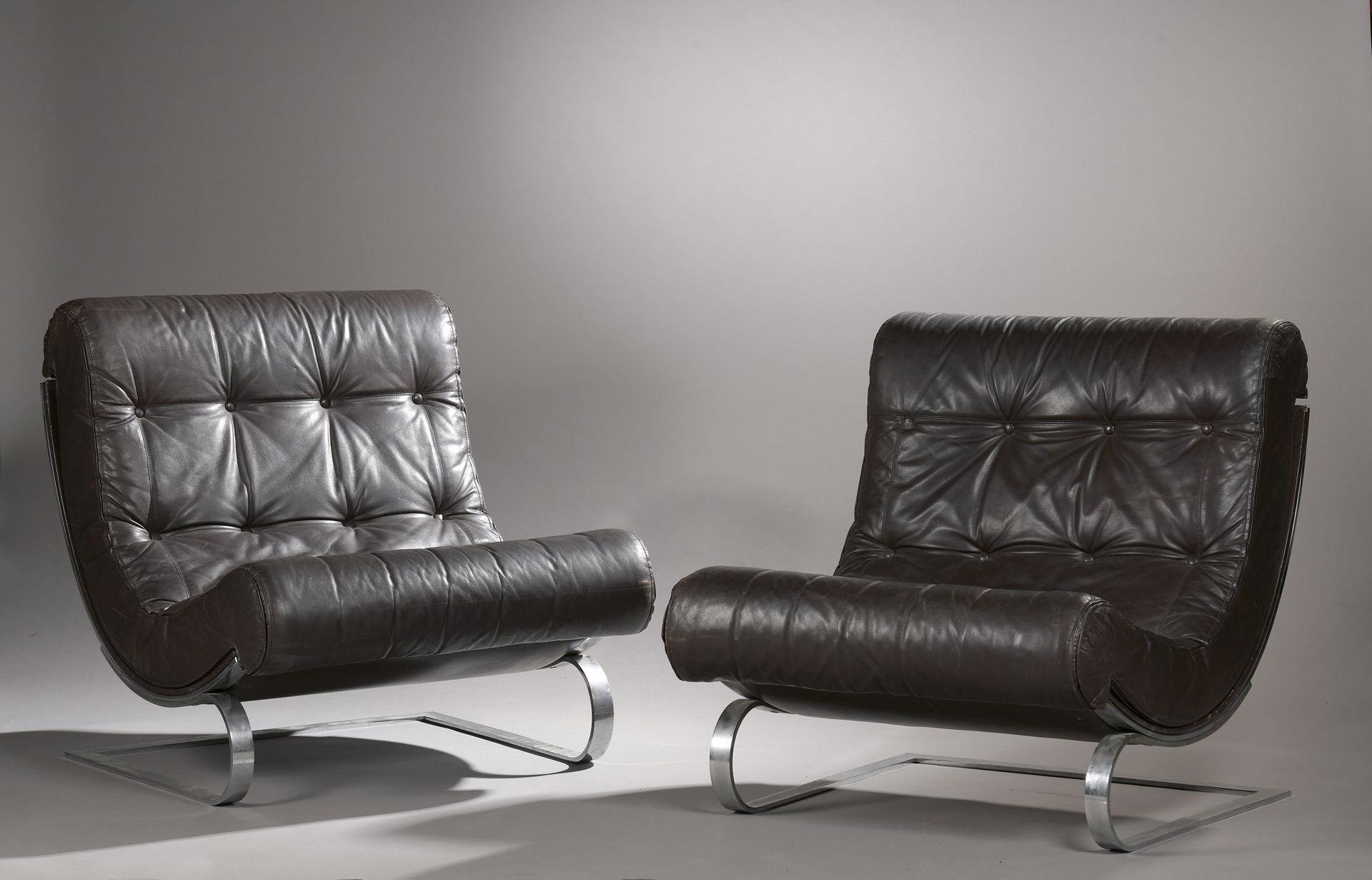 Null 法国人的工作 1970

一对椅子，镀铬金属框架，棕色皮革座椅和椅背。对皮革的磨损。

H.82宽74厘米