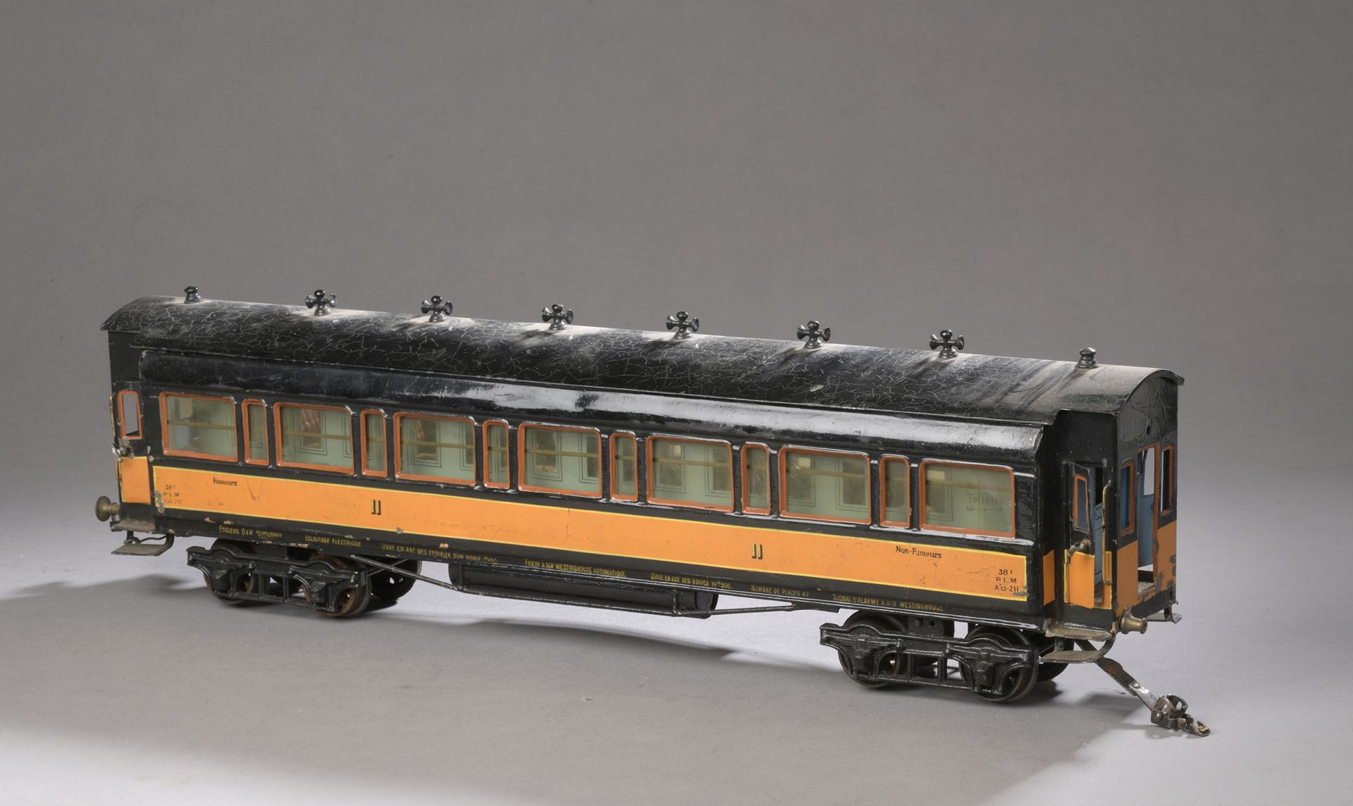 Null MARKLIN "I" - PLM二等客运车，黄色和黑色，有一个可转换的内部，有四个开门。

L. 54 cm