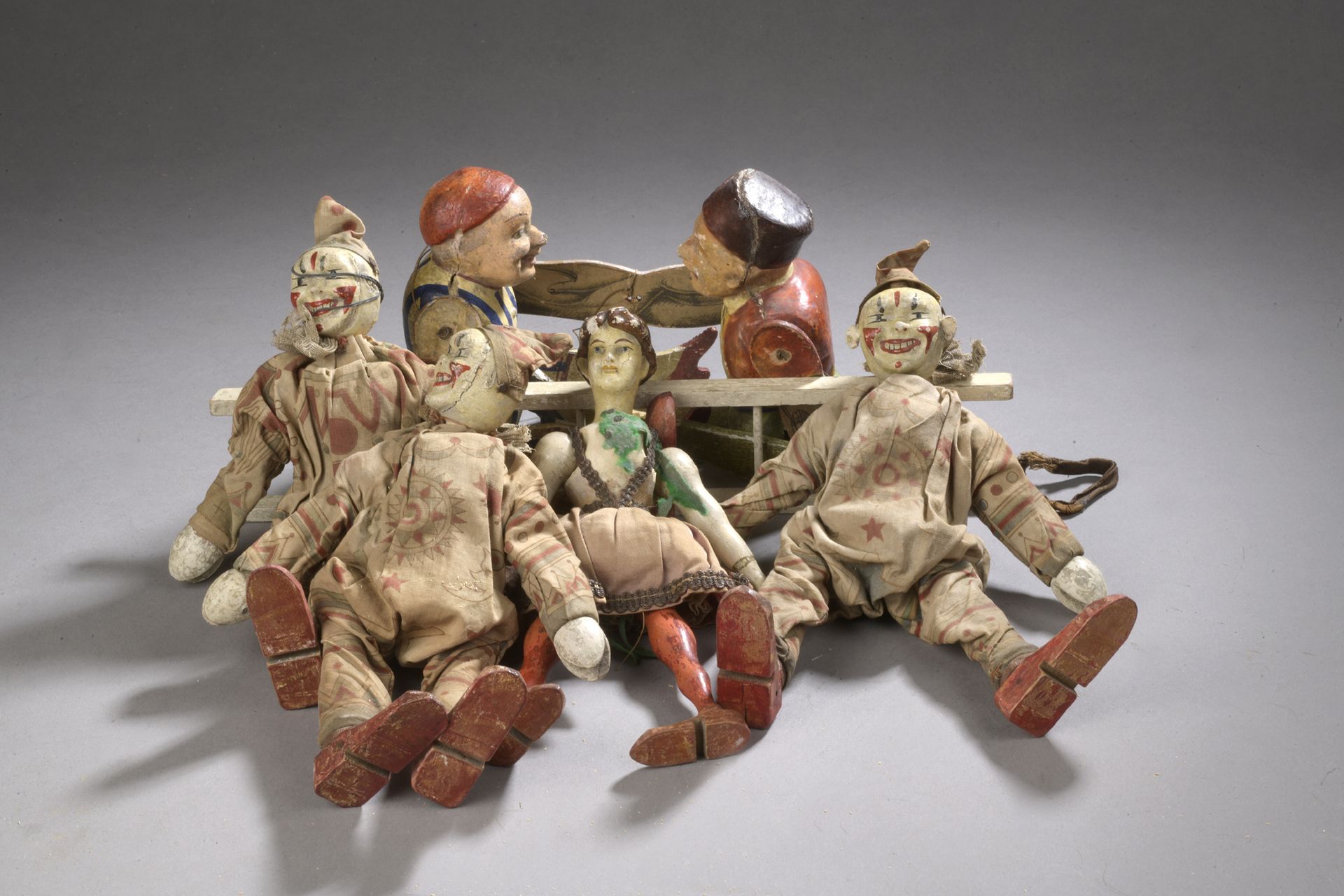 Null HUMPTY DUMPTY - 四个小丑，包括三个小丑和一个舞者，有木梯和原始衣服。

H.20至22厘米。

我们附上两件用切割木头和纸浆制作的平衡&hellip;