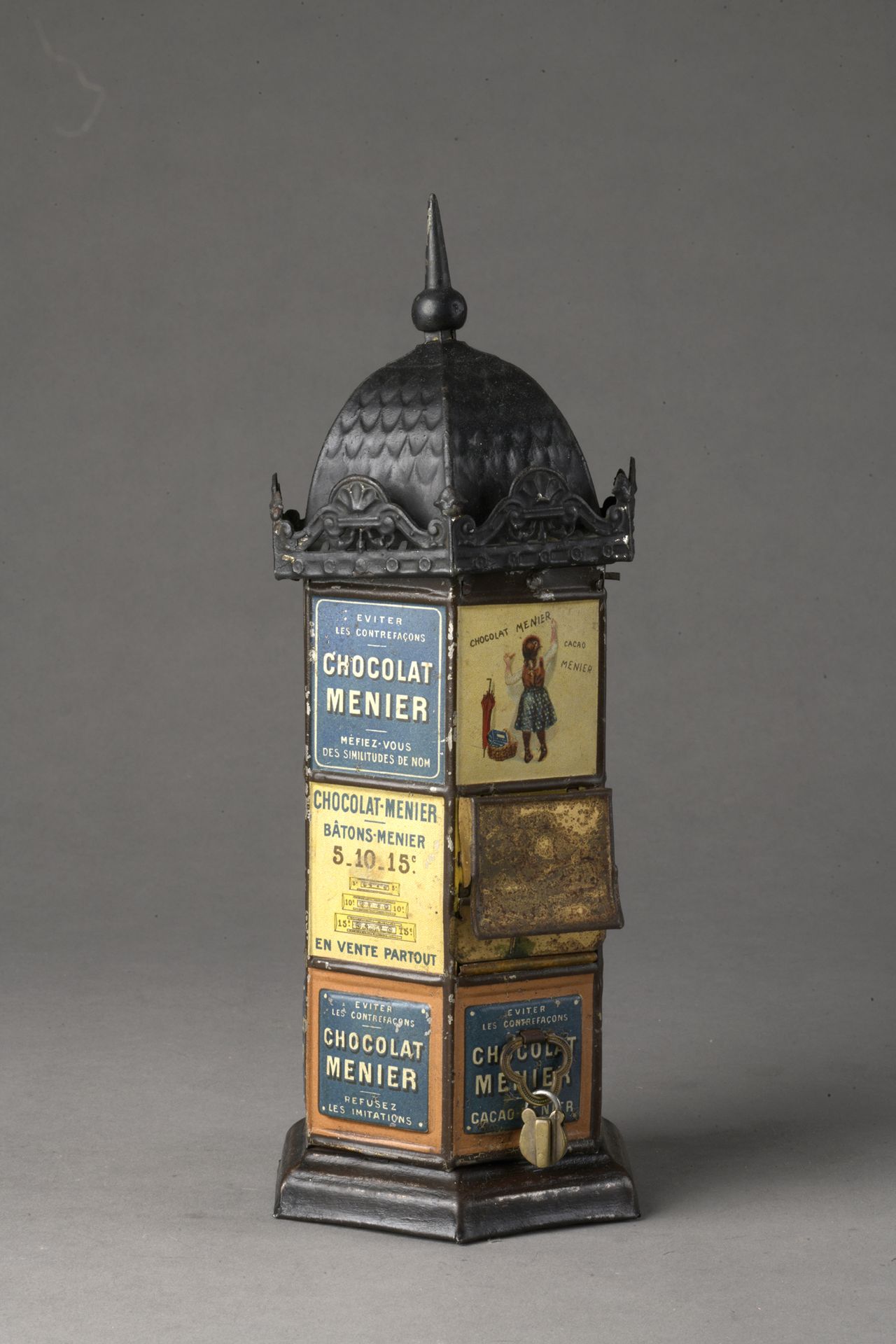Null KIOSQUE MENIER，1900年，巧克力分配器，石版印刷的金属板上有广告。

H.28厘米