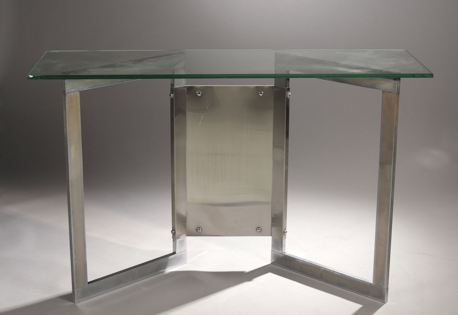 Null FRENCH WORK 1970

CONSOLE in chromed steel, top in thick white glass.

H. 8&hellip;