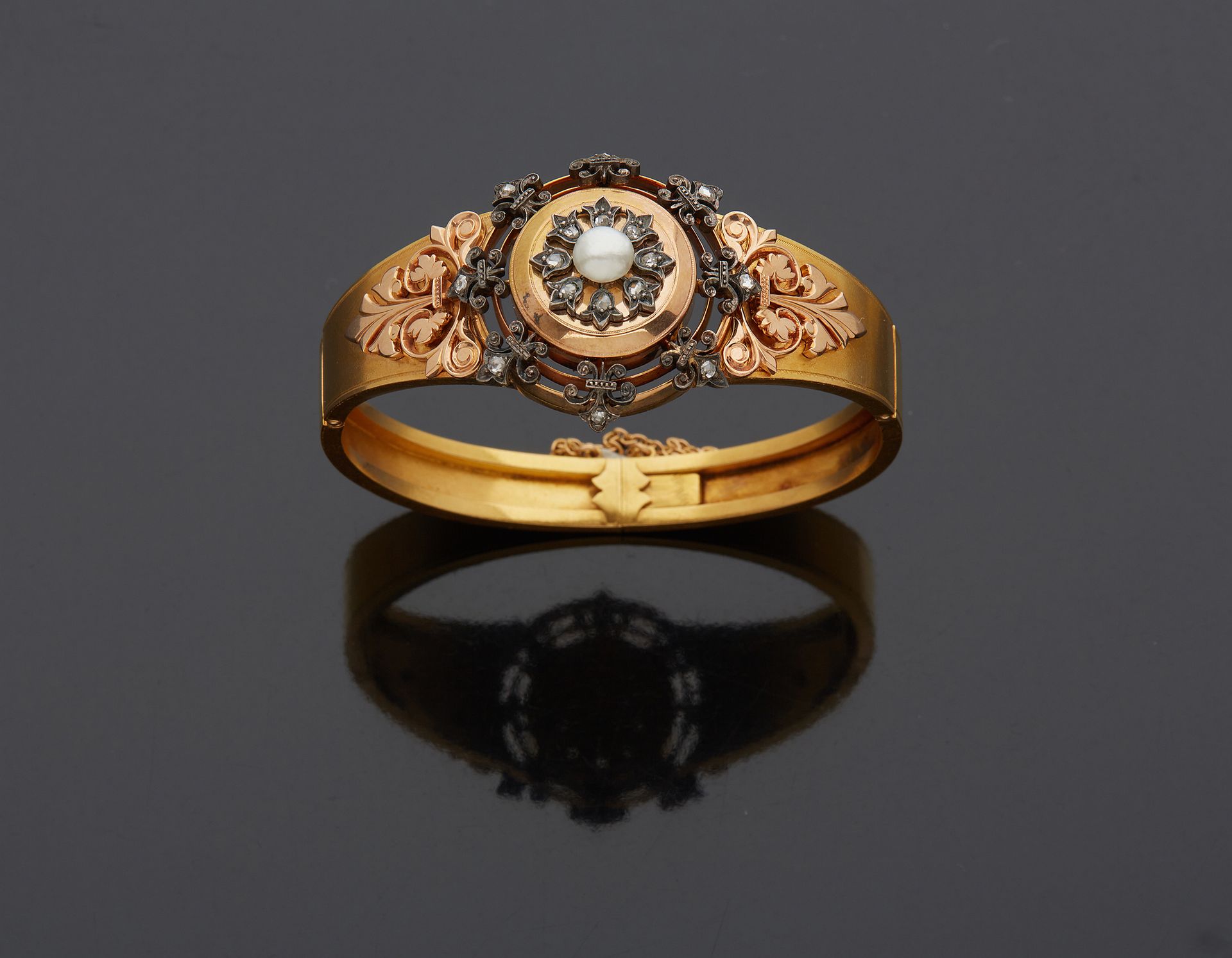 Null Polychrome 18K gold 750‰ rigid bracelet, with palmettes and fleur-de-lis mo&hellip;