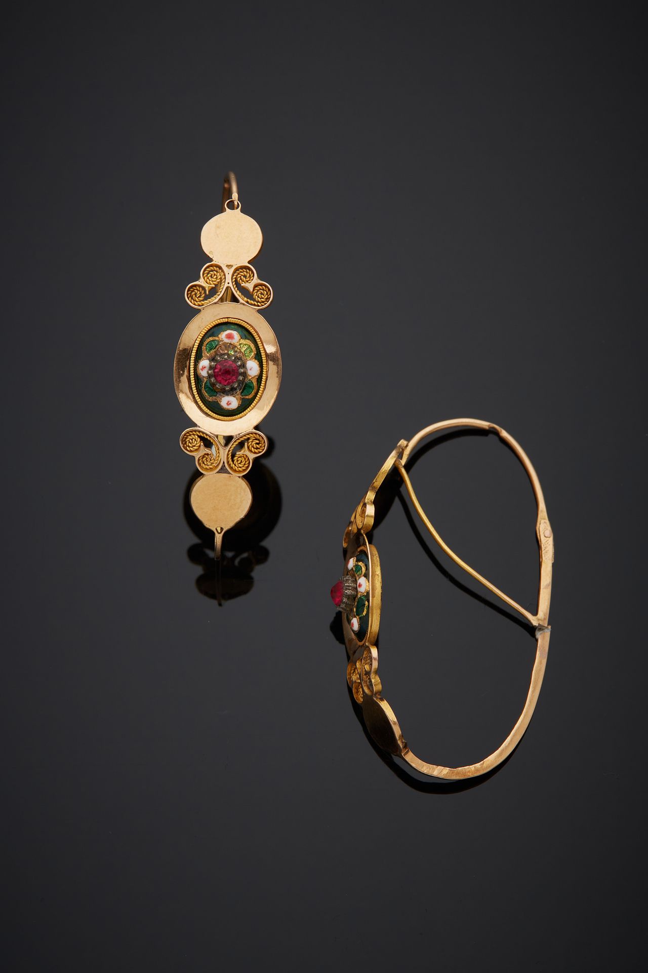 Null 一对18K黄金750‰poissard耳环，装饰有Bressan珐琅。

公羊头标志，巴黎1819-1838。事故。

H.3.30 cm 毛重 2.&hellip;