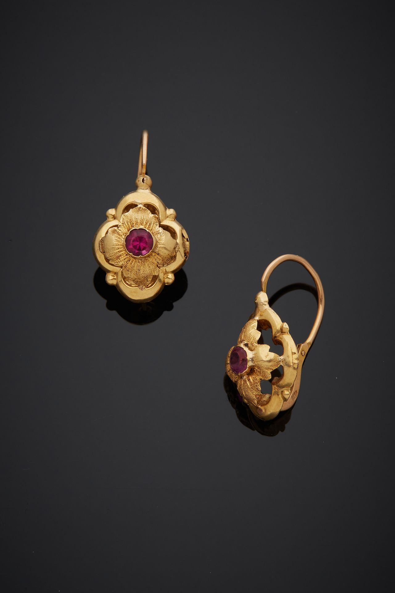 Null Ein Paar Dormeuse-Ohrringe aus 18 Karat Gelbgold 750‰, polylobiert und mit &hellip;