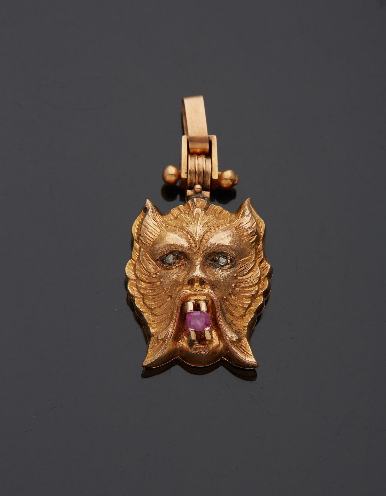 Null An 18K yellow gold 750‰ pendant, in the form of a mascaron, the eyes set wi&hellip;