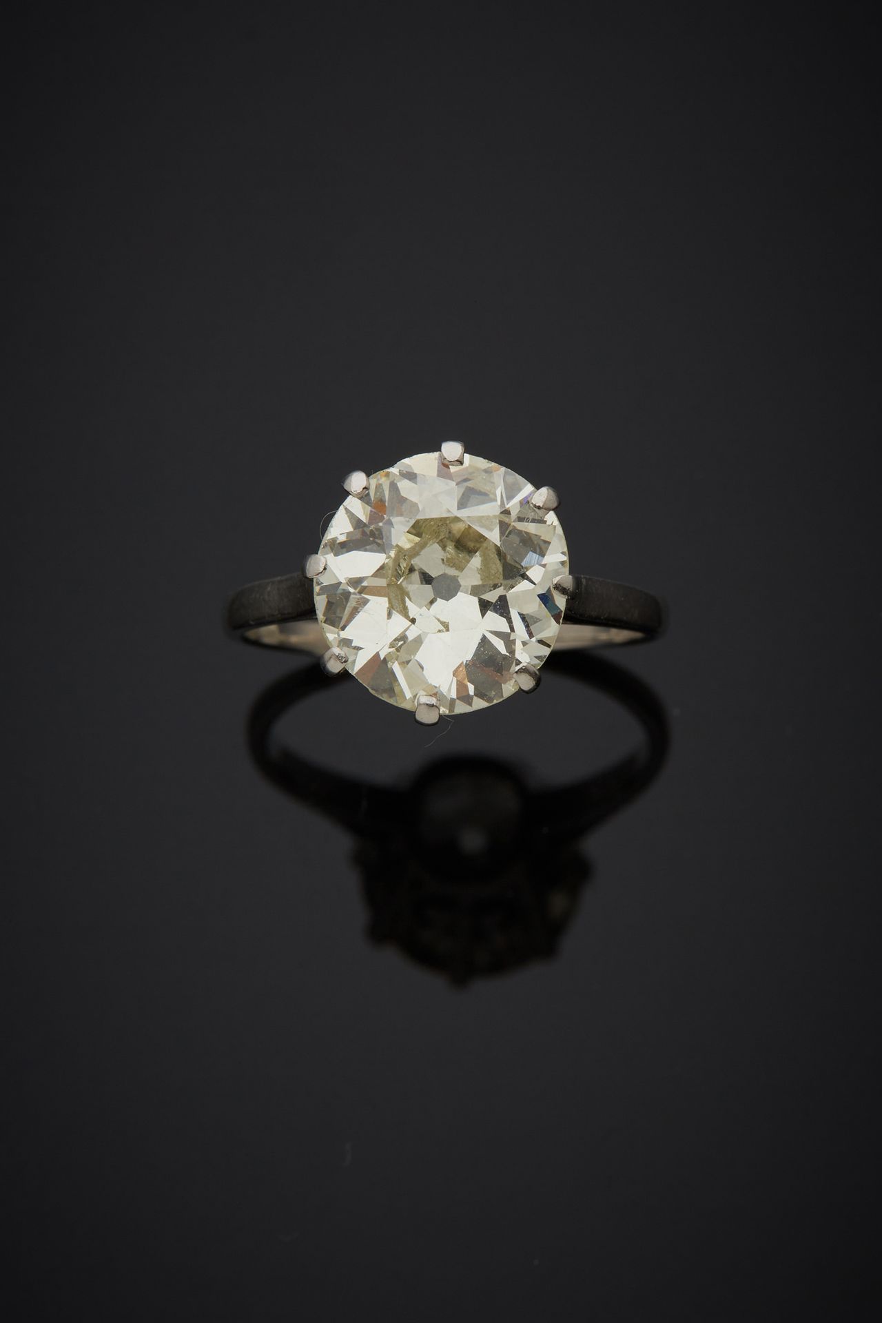 Null Solitaire en platine 850‰, serti d’un diamant de taille ancienne. Pierre ég&hellip;