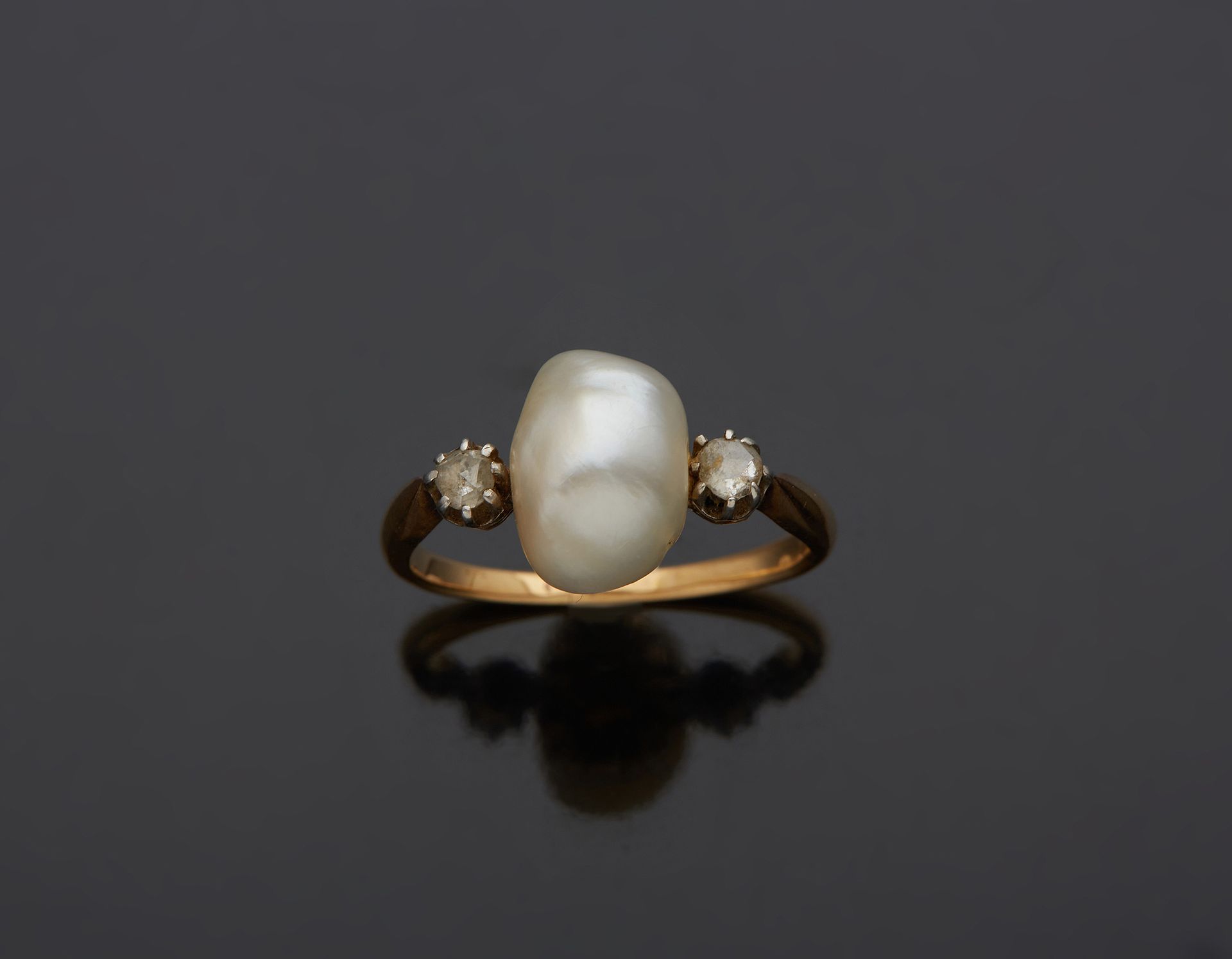 Null 一枚18K黄金750‰和铂金850‰的戒指，镶嵌着一颗巴洛克式的养殖珍珠，肩部有两颗玫瑰式切割钻石。

手指大小55，毛重3.70克