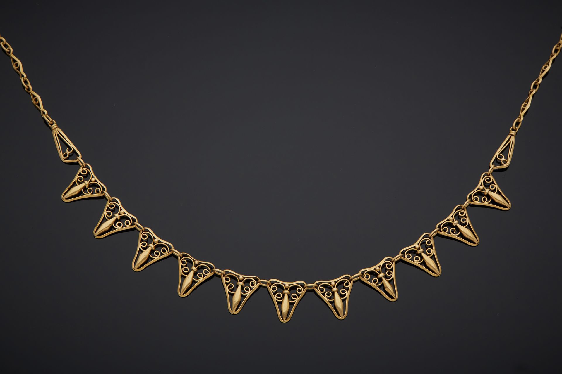 Null Collar in 18K yellow gold 750‰, with filigree triangular links.

L. 43 cm G&hellip;