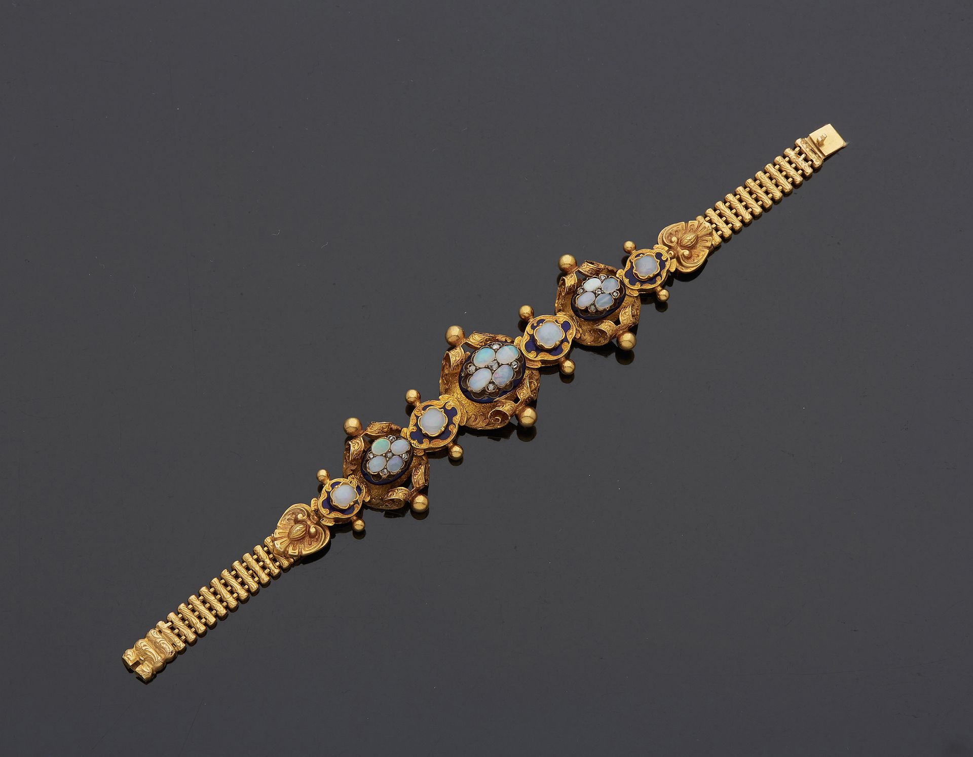 Null Bracelet en or jaune 18K 750‰, composé de motifs articulés parés de cuirs, &hellip;