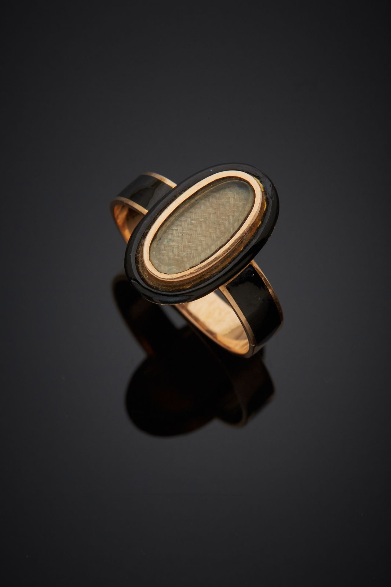 Null Un anello marquise in oro giallo 18K 750‰, ornato con capelli e smalto nero&hellip;