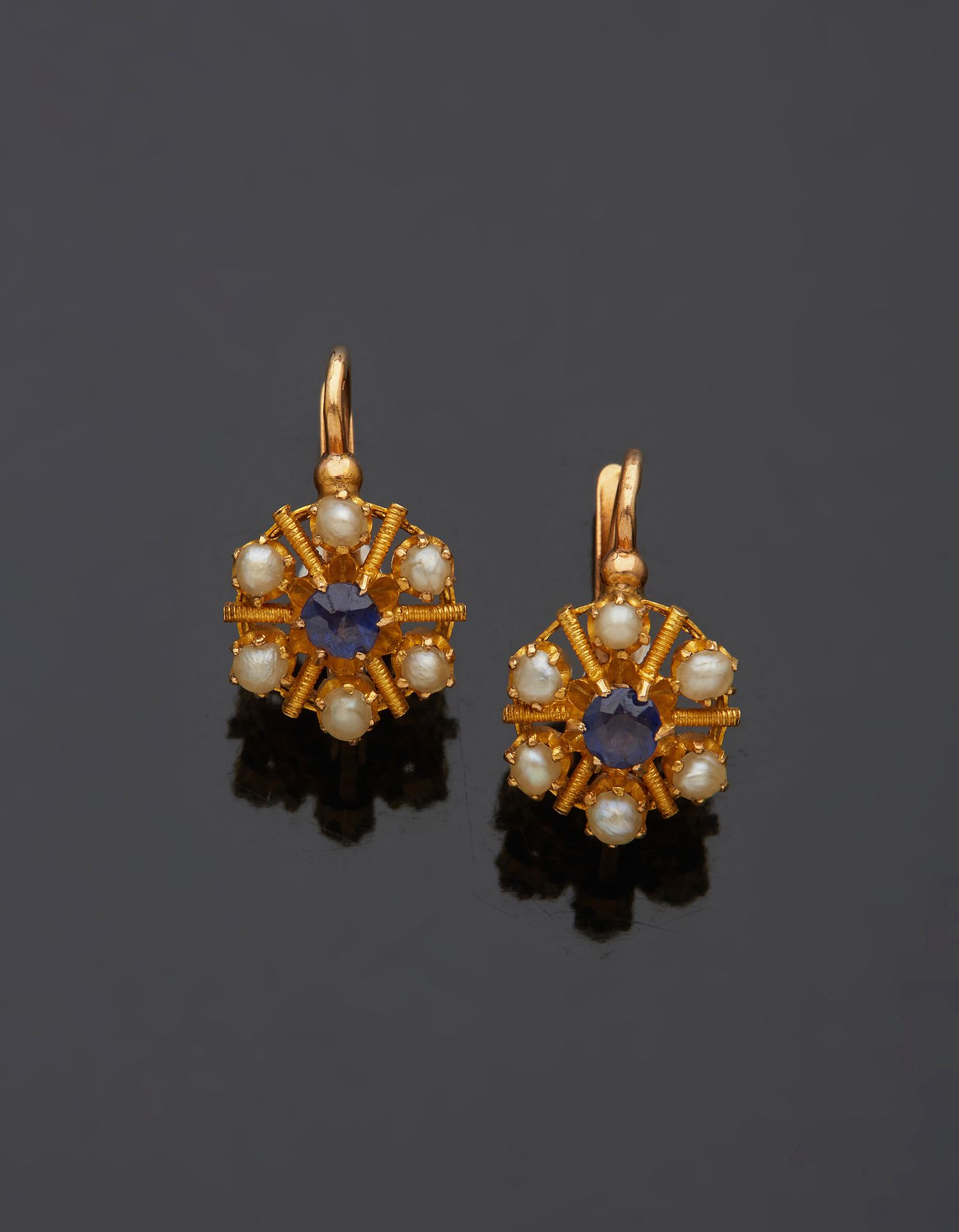 Null 一对18K黄金750‰的卧蚕耳环，镶有蓝色宝石和半颗珍珠。

H.1.40 cm 毛重 2.30 g