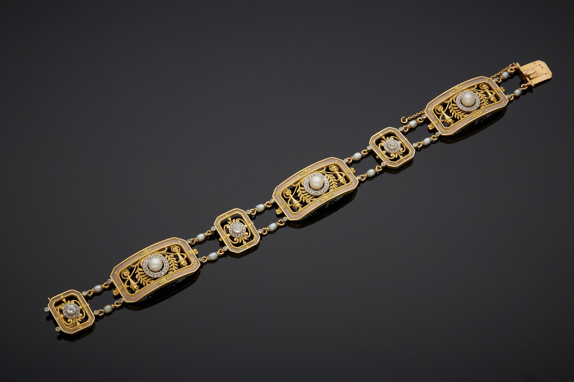Null 一条18K黄金750‰的手链，由长方形切割的链节组成，装饰有月桂花环和火炬的图案，中间是一颗珍珠，周围是玫瑰切割的钻石。带安全链的棘轮扣。

长19厘&hellip;