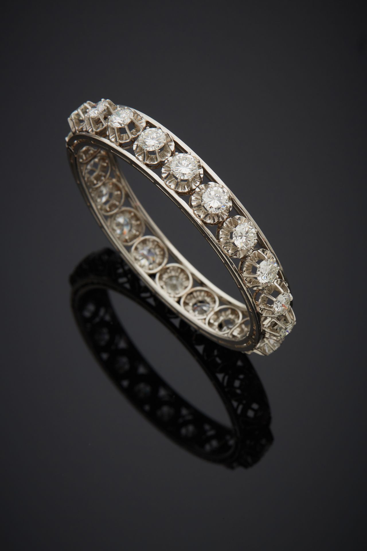 Null 铂金850‰的刚性手镯，装饰着20颗明亮式切割钻石。

用铰链铰接，用螺丝关闭。

钻石的重量约为8克拉。内直径5.30厘米 毛重43.70克