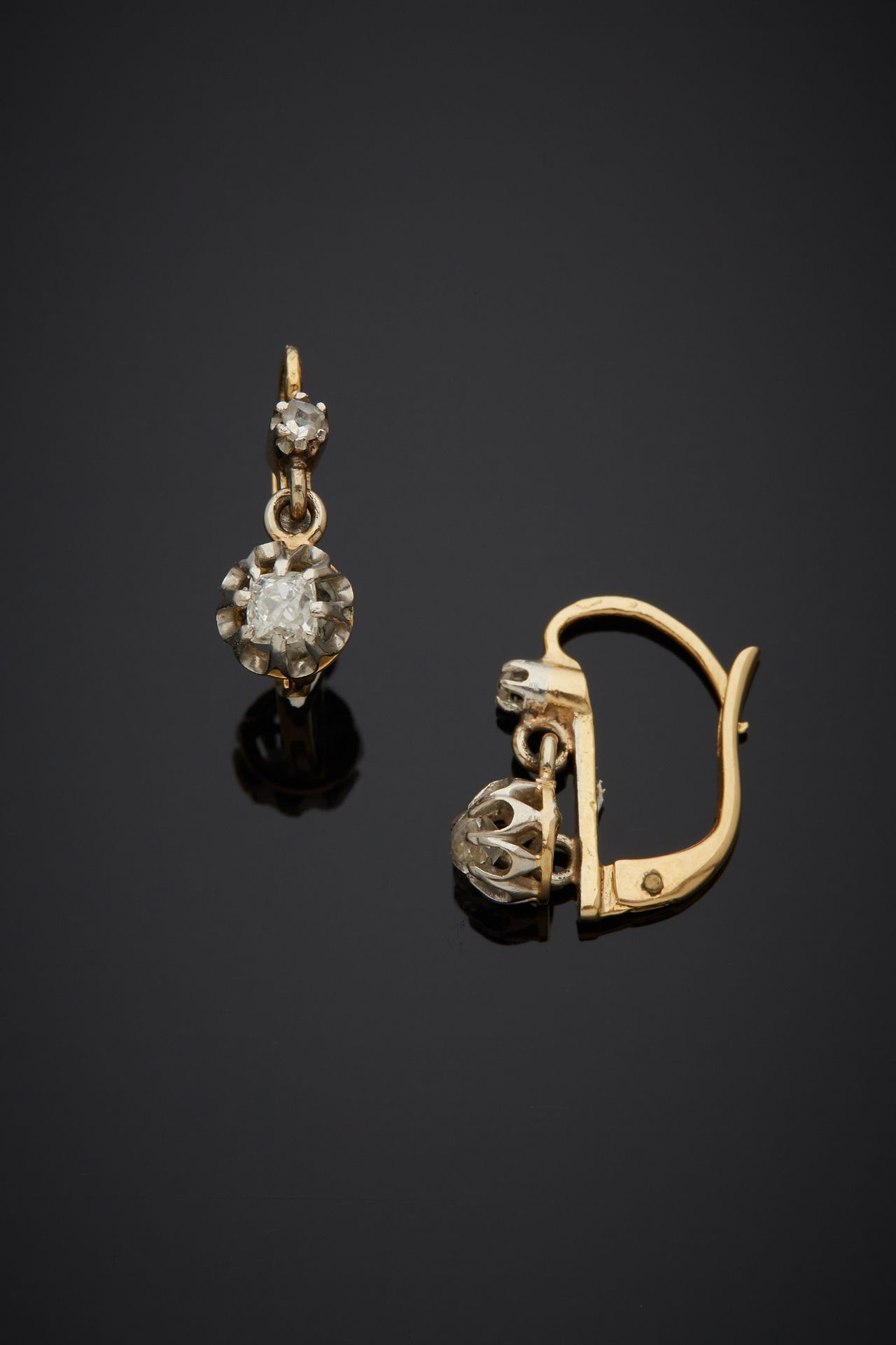 Null 一对18K双色金750‰卧蚕耳环，镶有老式和玫瑰式切割钻石。

H.1.50 cm 毛重 2.80 g