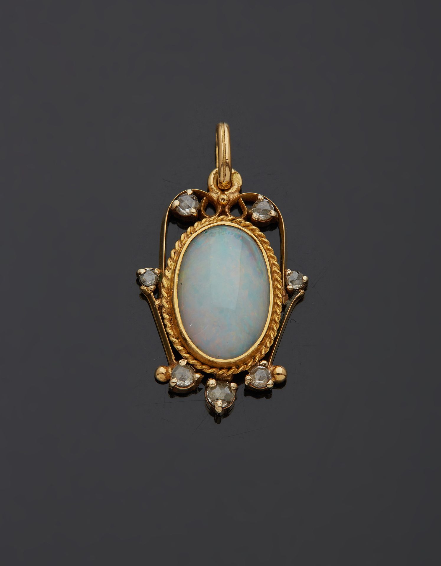 Null An 18K yellow gold 750‰ pendant, oval in shape, adorned with an opal surrou&hellip;