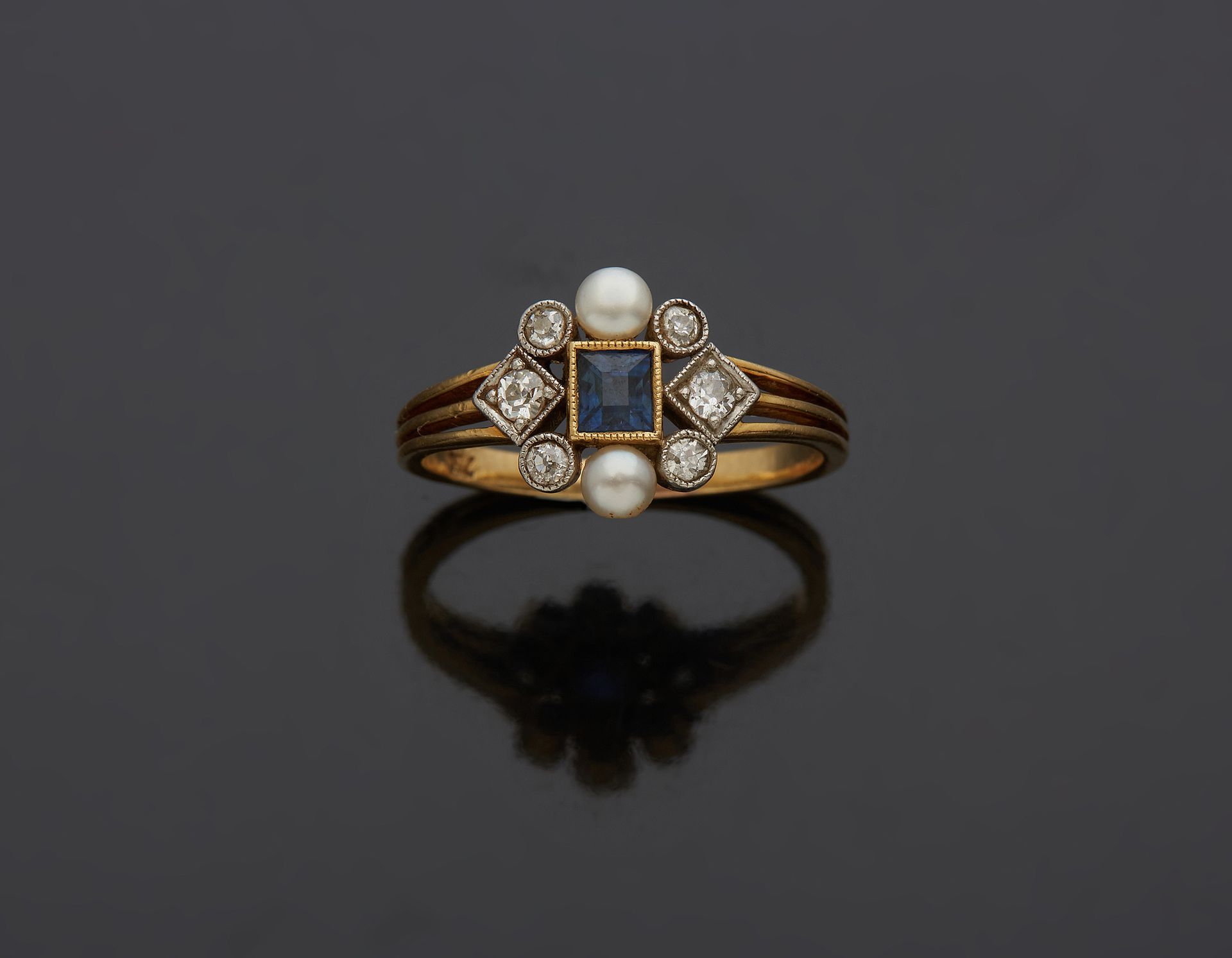 Null 一枚18K黄金750‰和铂金850‰的戒指，镶嵌着一颗蓝宝石、珍珠和老式切割钻石。

手指大小54，毛重3.10g