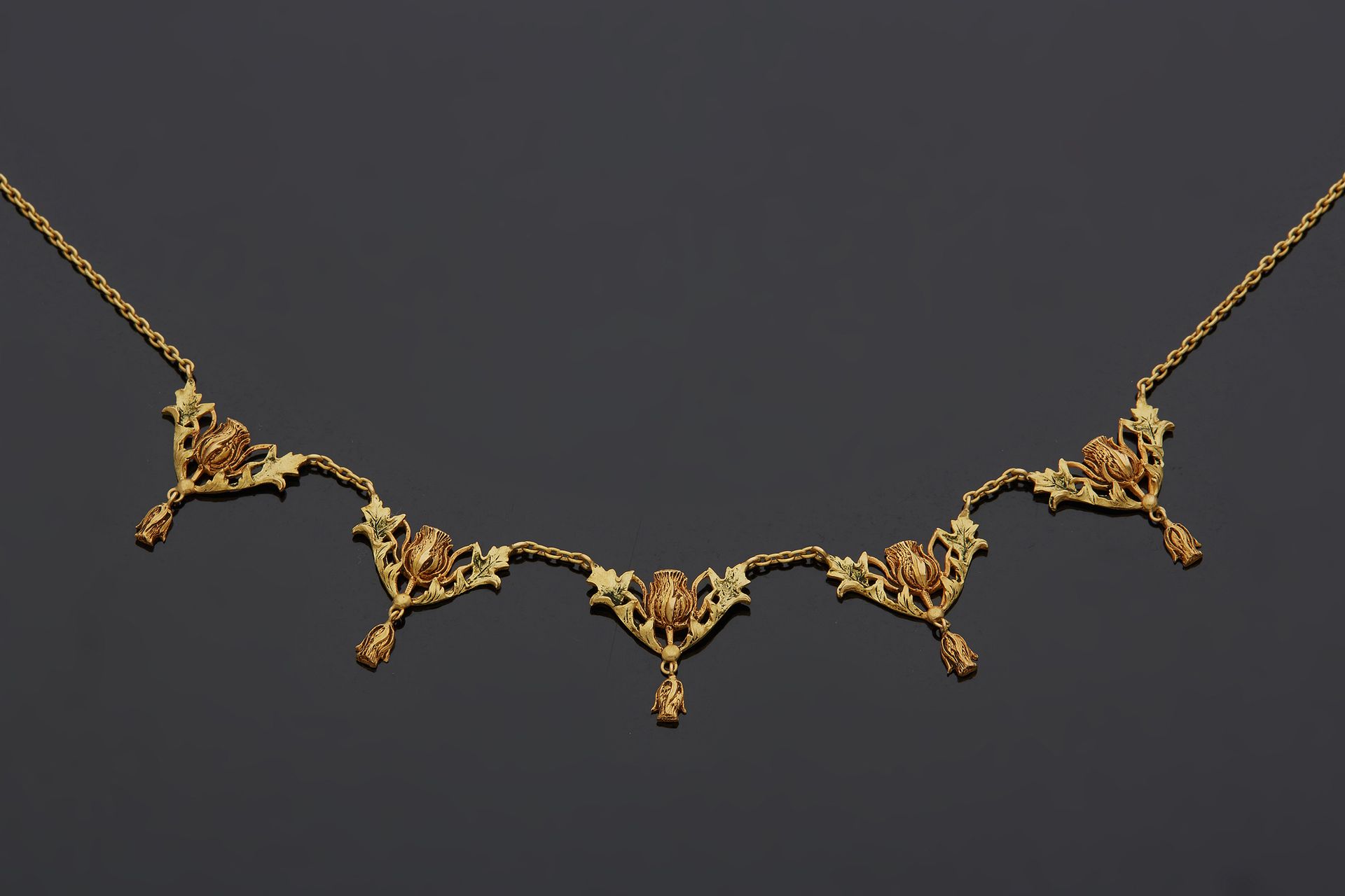 Null Collana a drappeggio bicolore in oro 18K 750‰, decorata con motivi triangol&hellip;