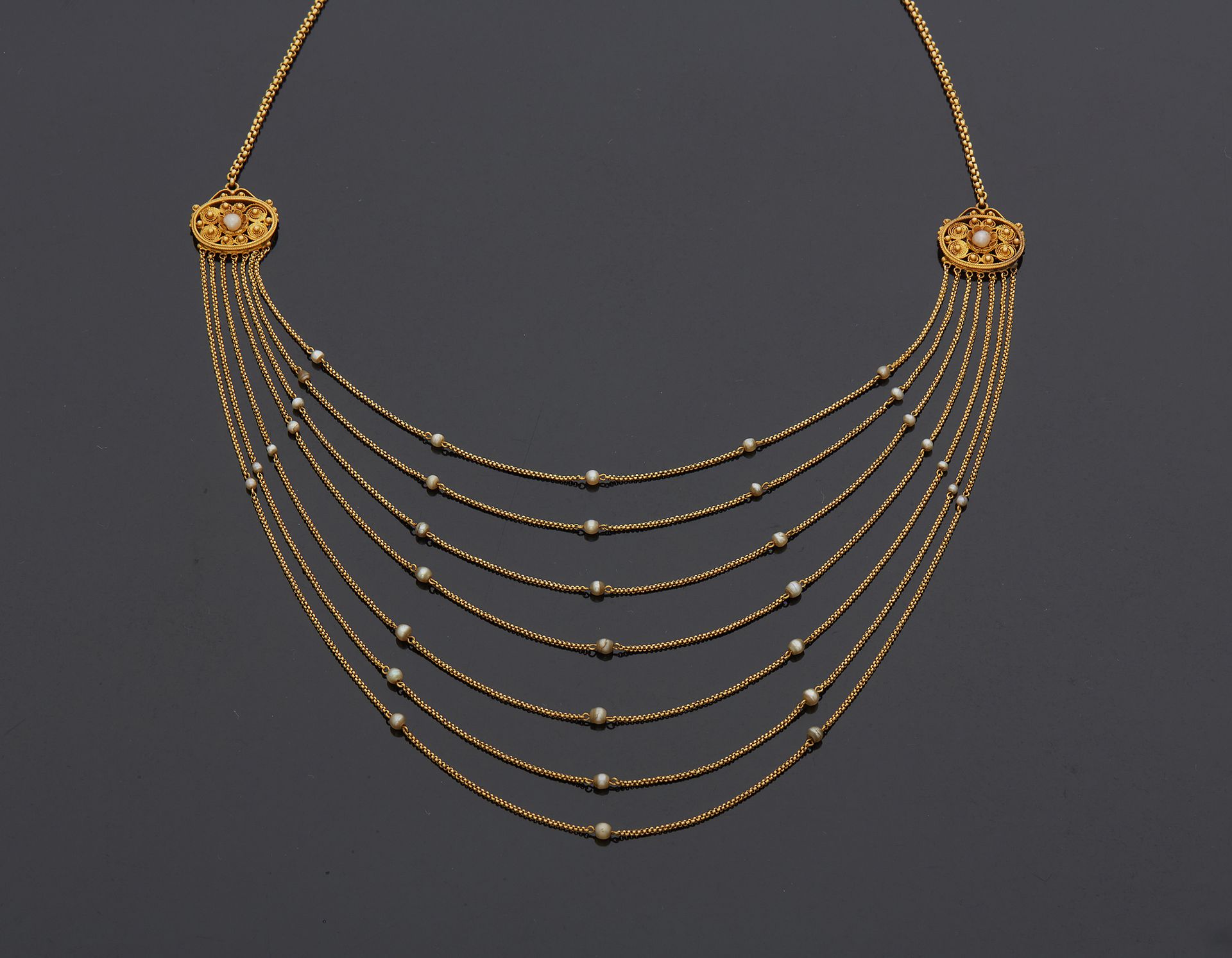 Null 750‰的18K黄金项链，由七排Jaseron网状物组成，由细珍珠组成的scandés，由丝状图案固定。棘轮扣。

长42厘米 毛重26.50克