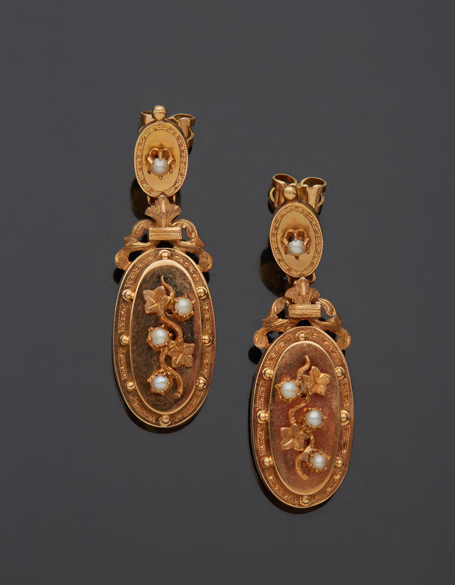 Null 一对18K黄金750‰铰接式耳环，装饰有常春藤图案，镶嵌有半颗珍珠。

H.4厘米 毛重5.10克