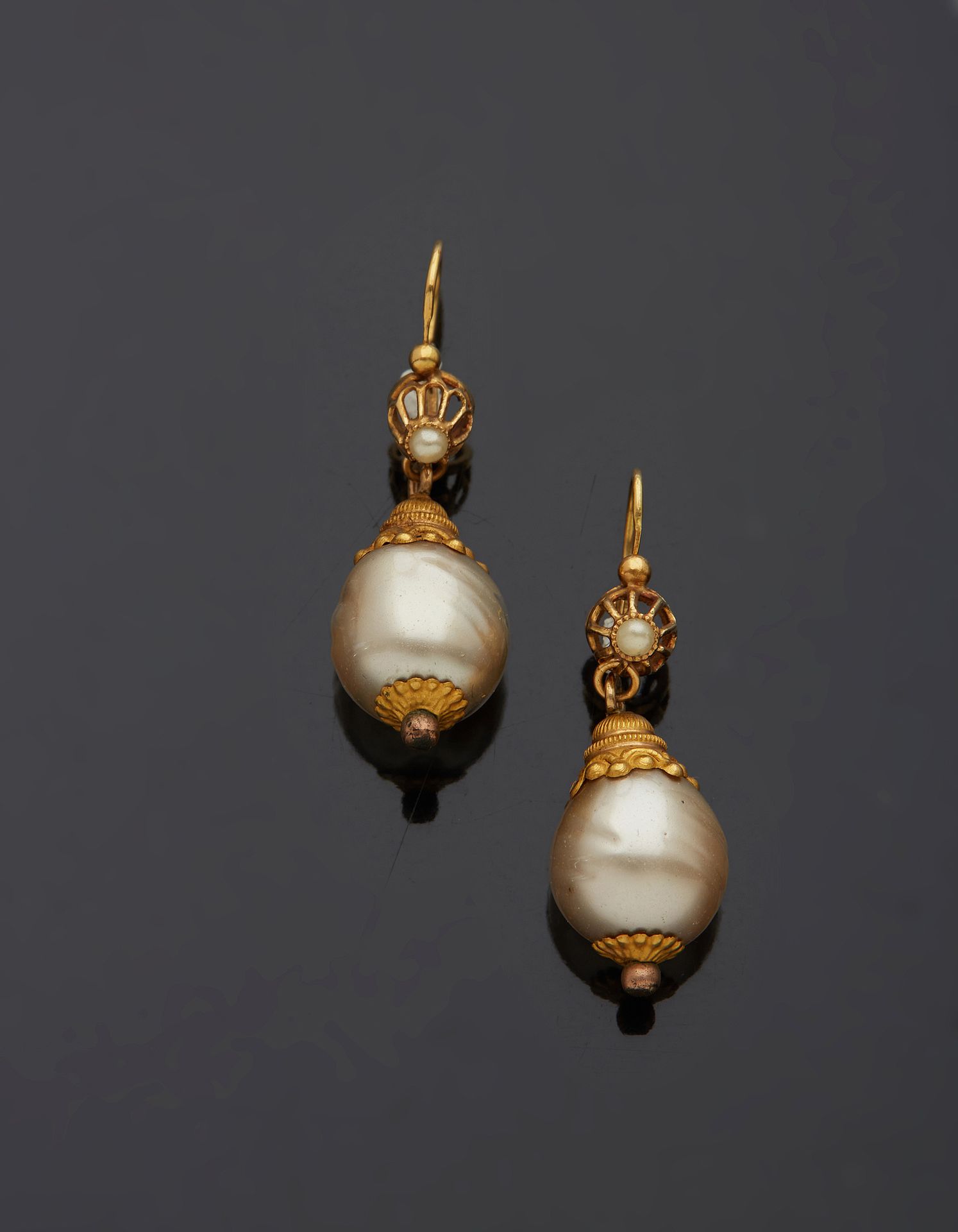Null 一对18K黄金750‰的铰链式耳环，装饰着服装珍珠。

H.3.20 cm 毛重 2 g